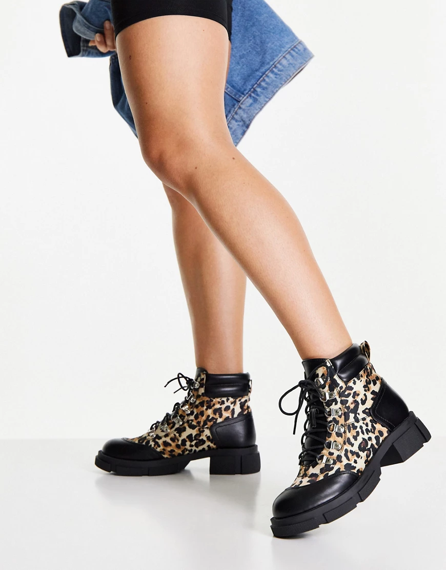 Miss Selfridge – Armour – Stiefel mit Ösen-Schnürung und Leopardenmuster-Br günstig online kaufen