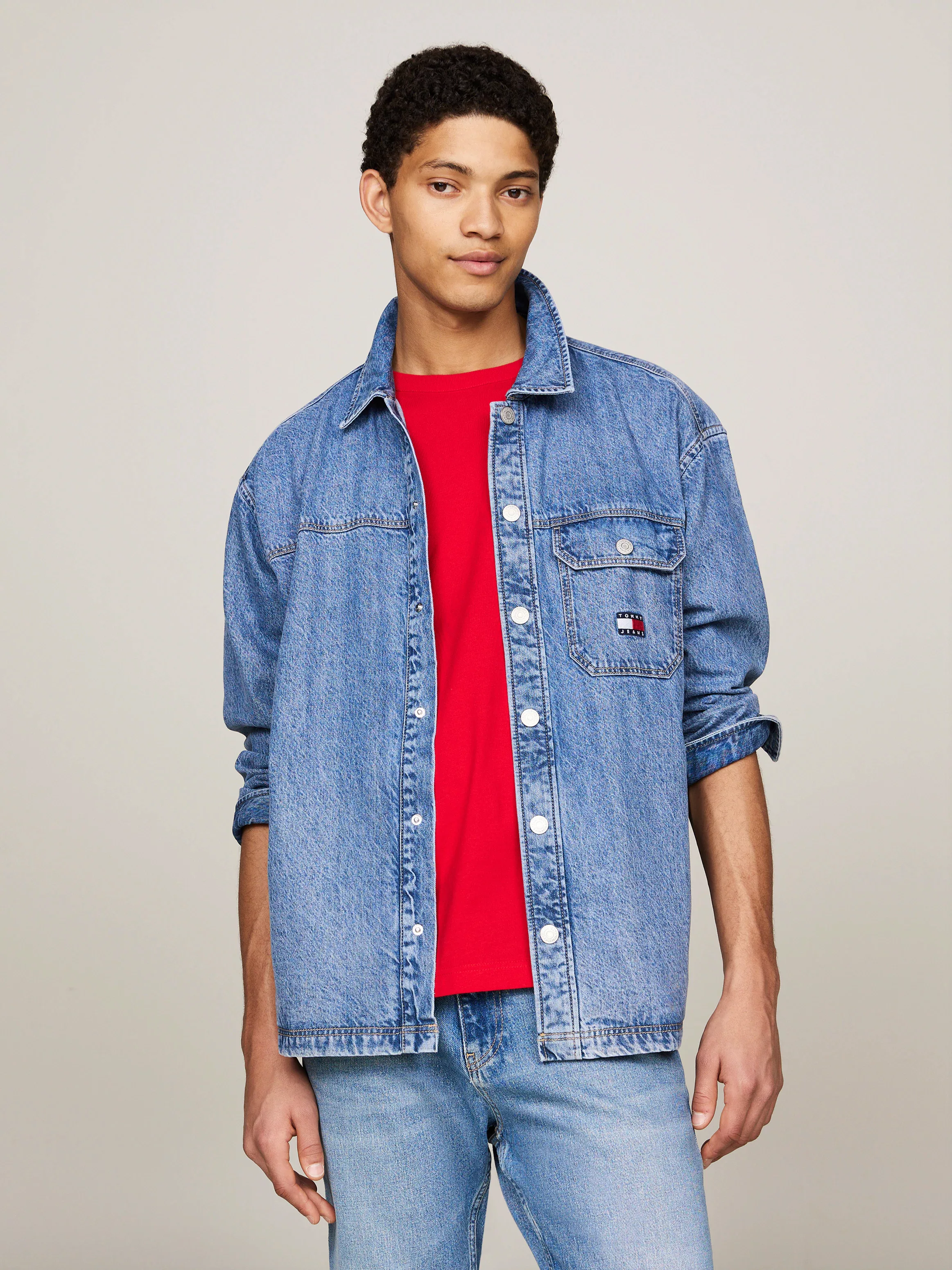 Tommy Jeans Jeanshemd "TJM ESSENTIAL DENIM OVERSHIRT", mit Logostickerei günstig online kaufen