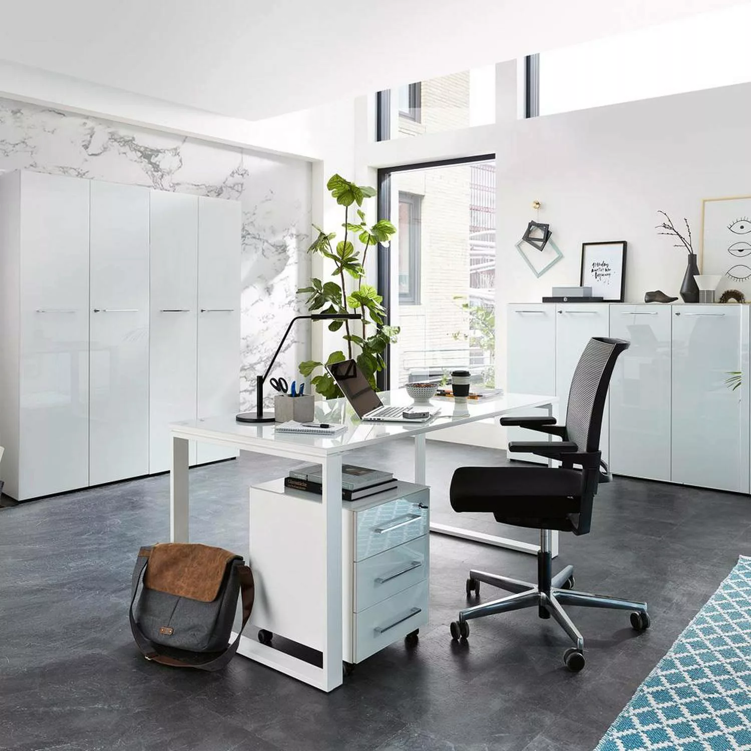 Büro-Möbel Set mit weißen Glasfronten & Auflagen MONTERO-01 komplett inkl. günstig online kaufen