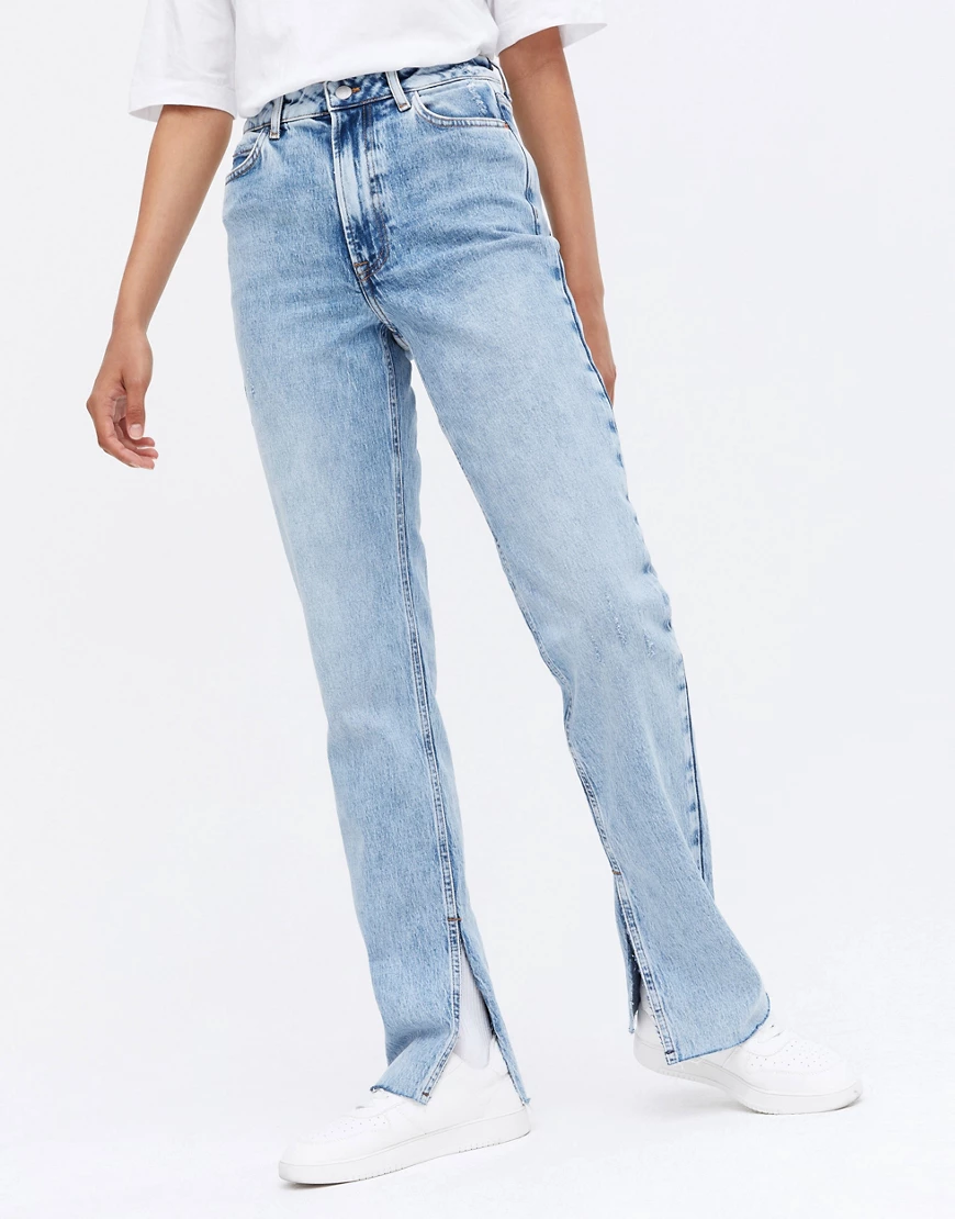 New Look – Gerade geschnittene Jeans in Hellblau mit geschlitztem Saum günstig online kaufen