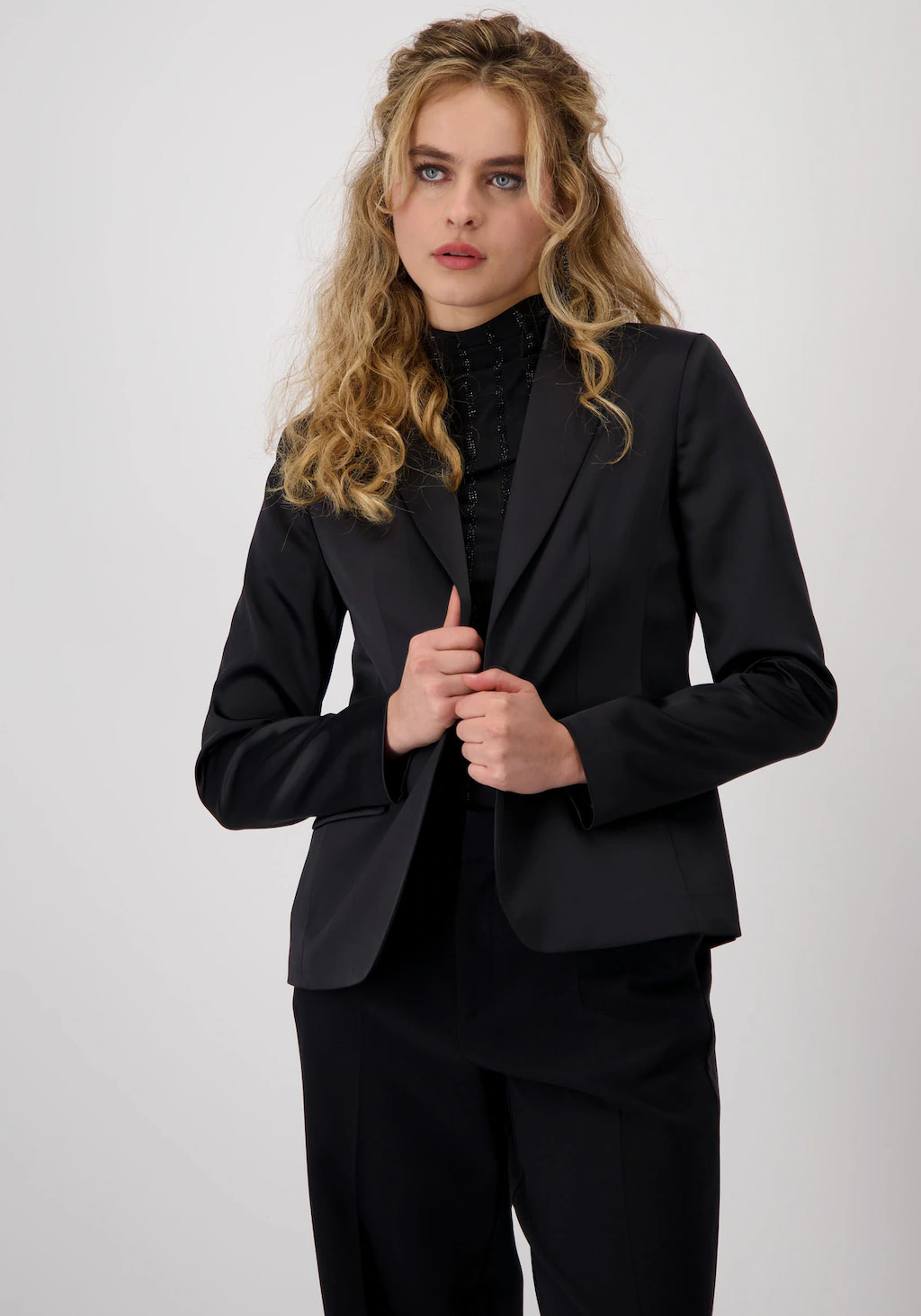 Monari Jerseyblazer "Blazer Satin", verlängerte Vorderseite, Satin, Reversk günstig online kaufen