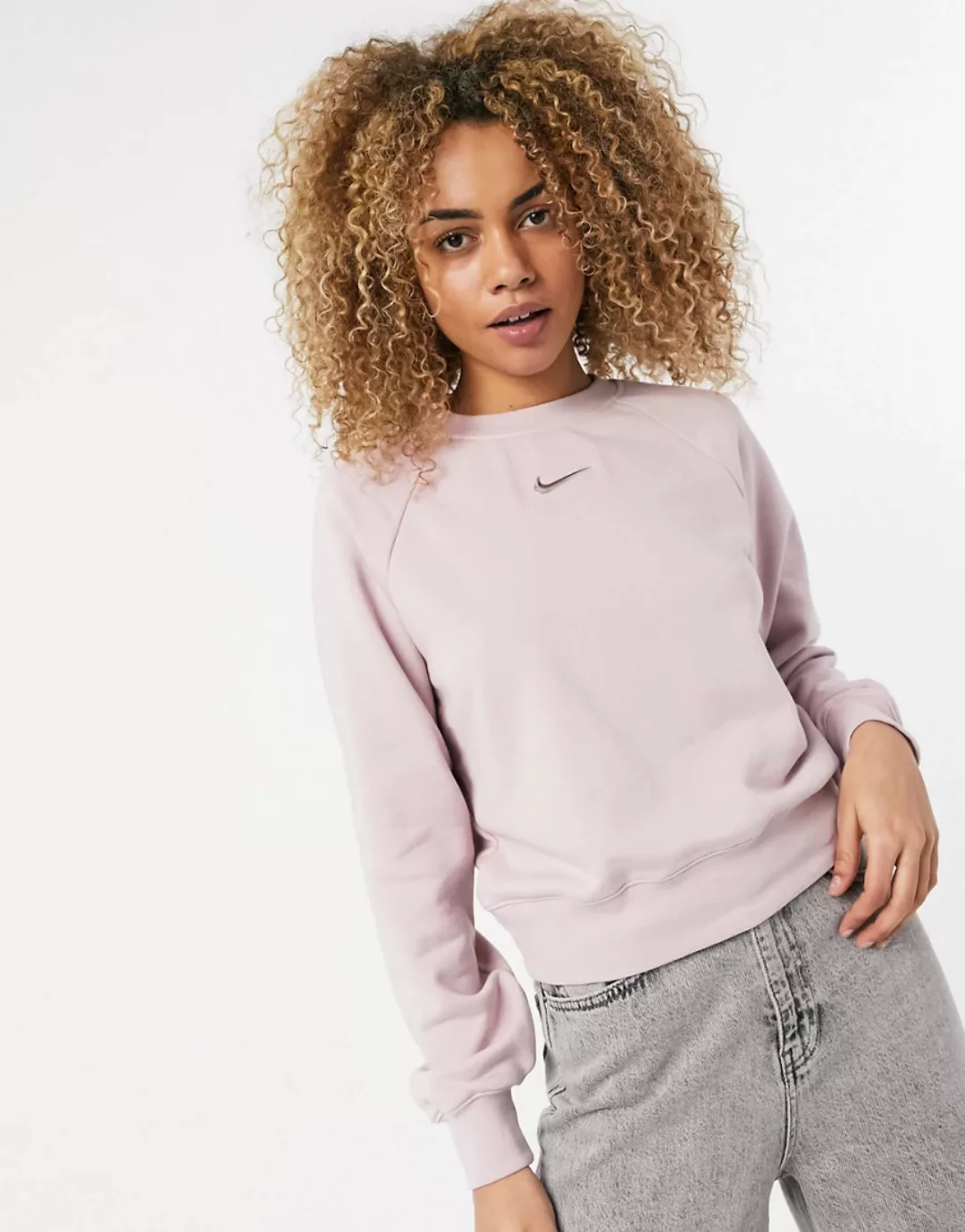 Nike – Swoosh – Sweatshirt mit Rundhalsausschnitt in Hellrosa günstig online kaufen