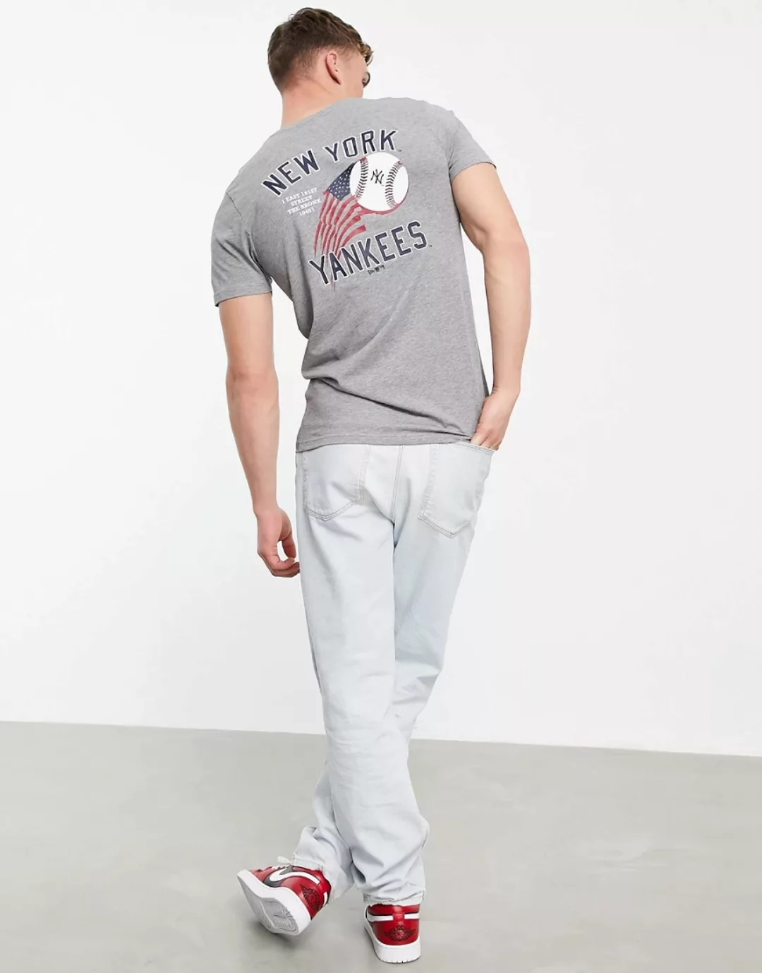 New Era – T-Shirt in Grau mit New-York-Yankees-Print am Rücken günstig online kaufen