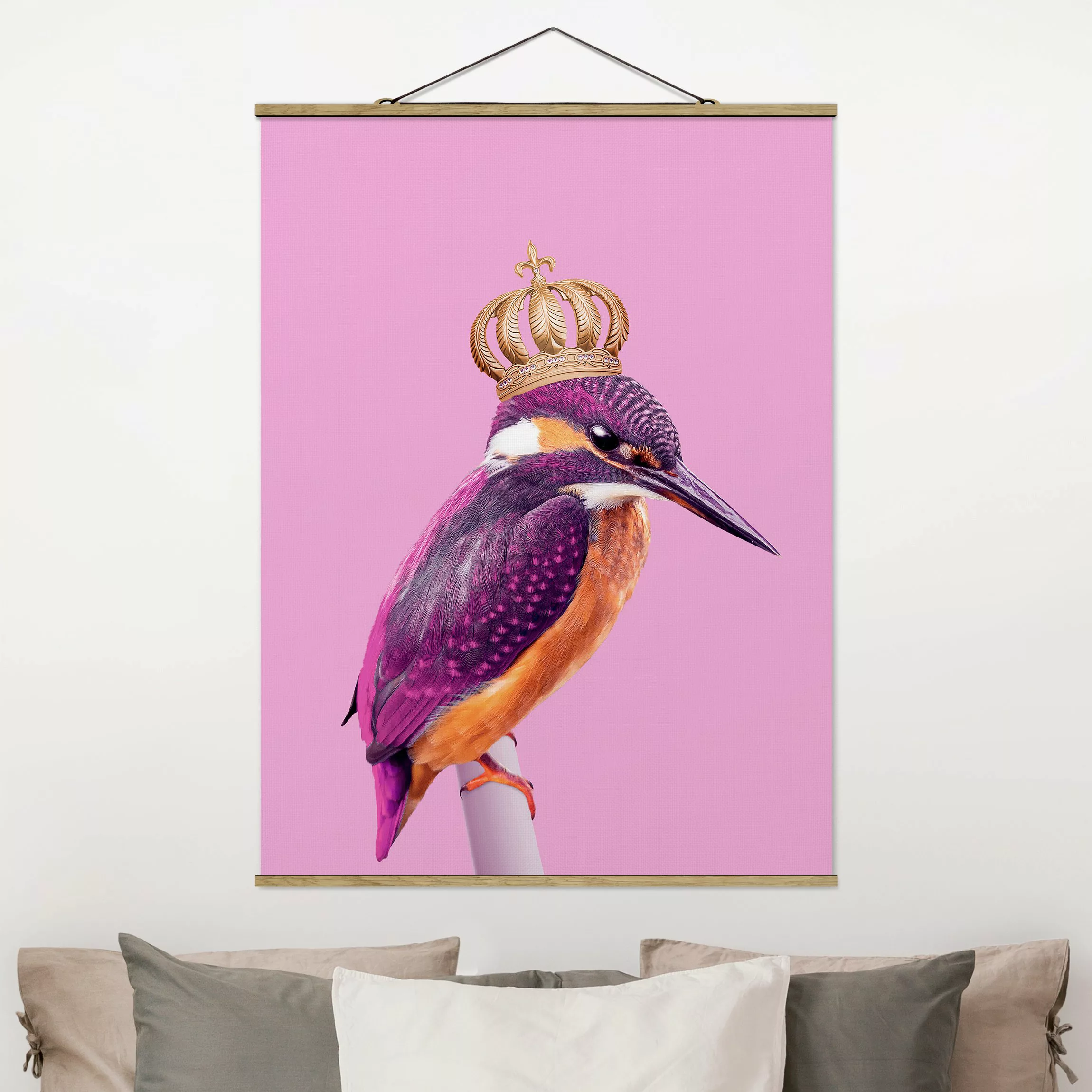 Stoffbild Tiere mit Posterleisten - Hochformat Rosa Eisvogel mit Krone günstig online kaufen