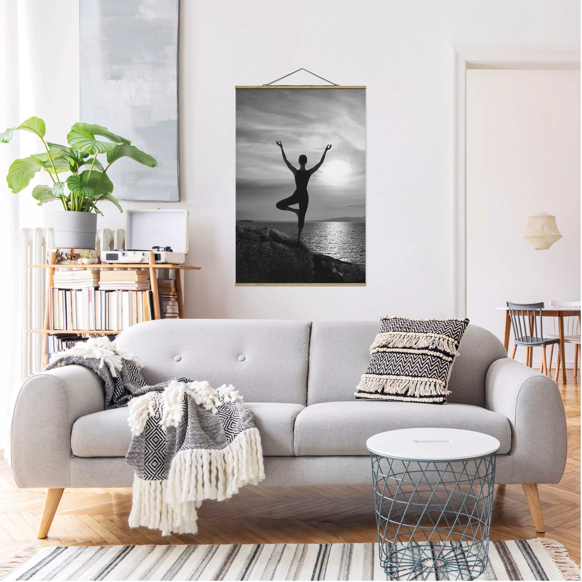 Stoffbild Portrait mit Posterleisten - Hochformat Yoga schwarz weiß günstig online kaufen