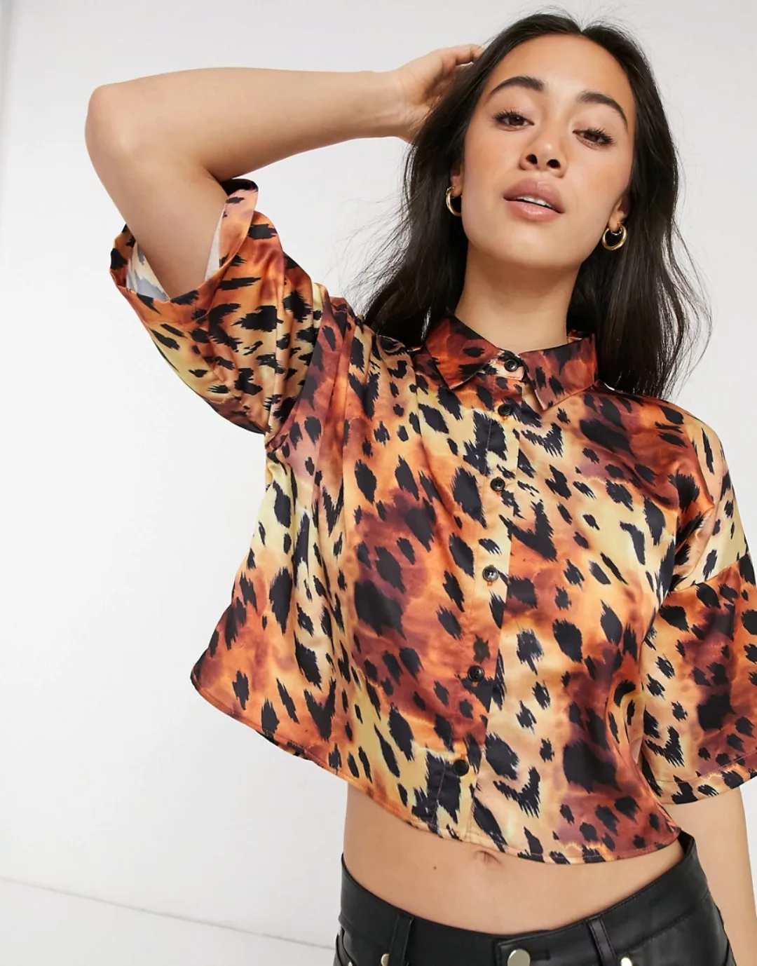 ASOS DESIGN – Kurzärmliges, kurz geschnittenes Hemd mit Leopardenmuster-Meh günstig online kaufen