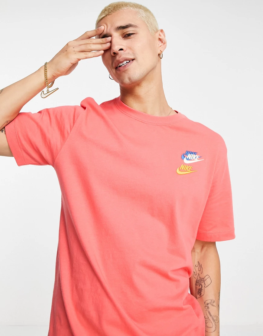 Nike – Essentials+ – T-Shirt mit mehreren Logos in Korallenrot-Orange günstig online kaufen