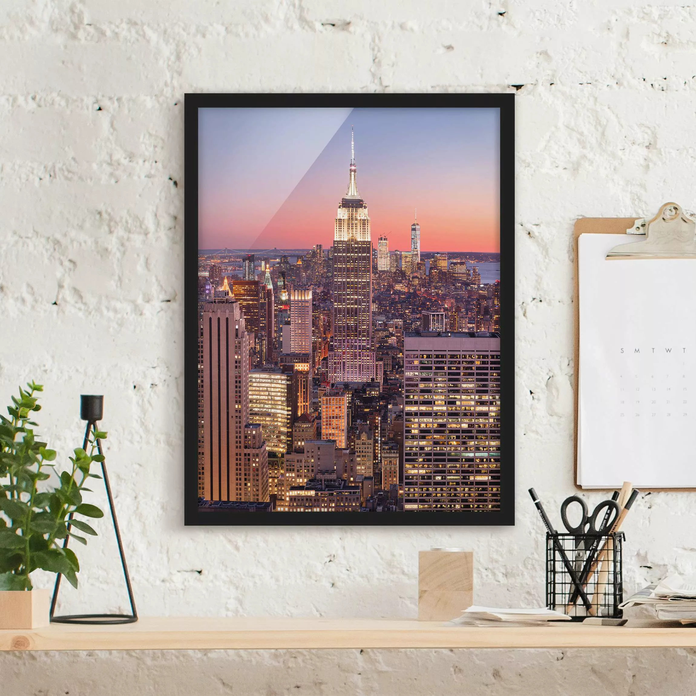 Bild mit Rahmen Natur & Landschaft - Hochformat Sonnenuntergang Manhattan N günstig online kaufen