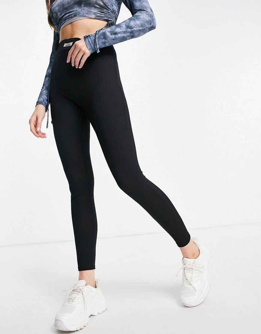 Topshop – Gerippte Leggings in Schwarz mit Etikett vorne günstig online kaufen