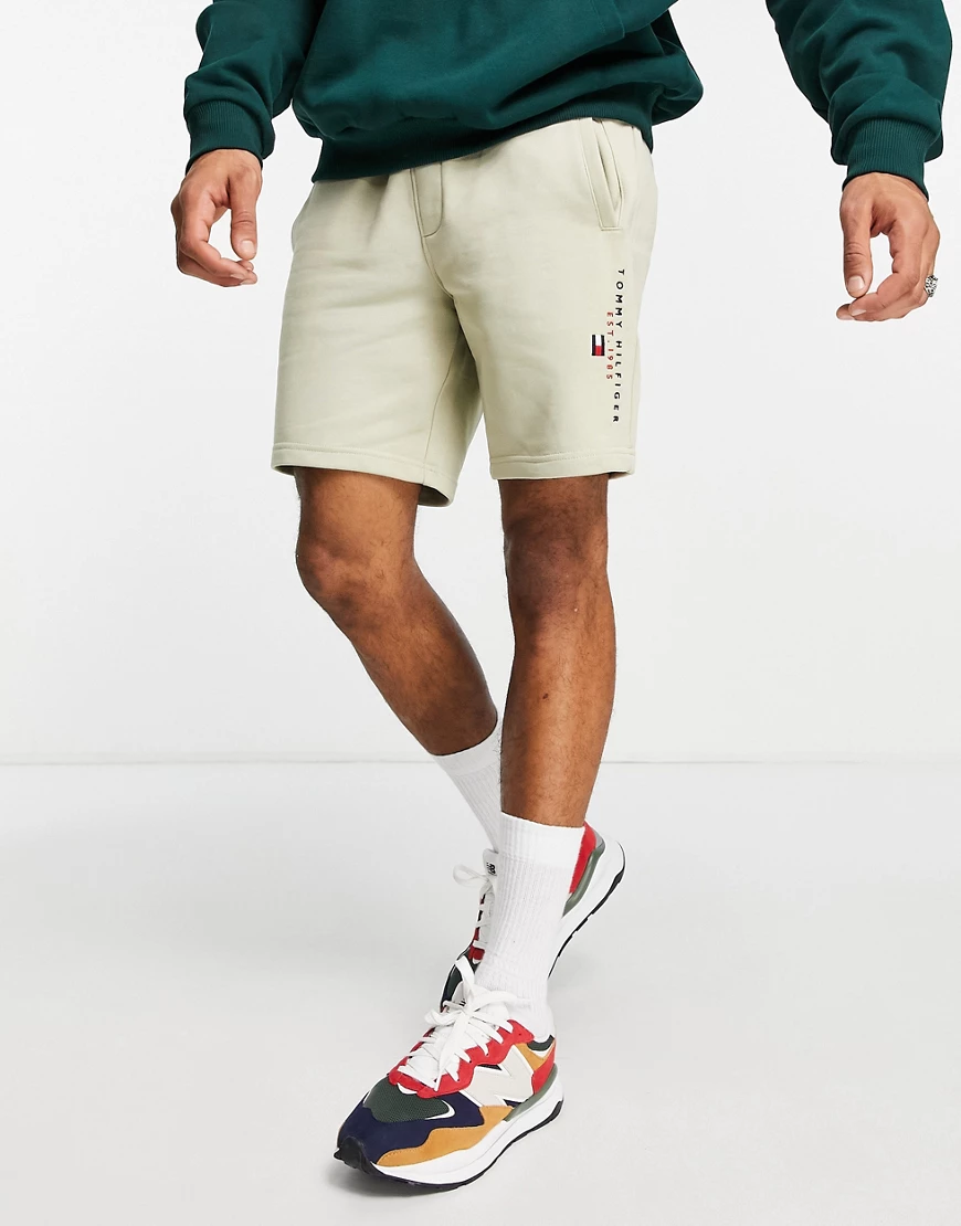 Tommy Hilfiger – Essential – Sweat-Shorts in Stein mit Logo-Neutral günstig online kaufen