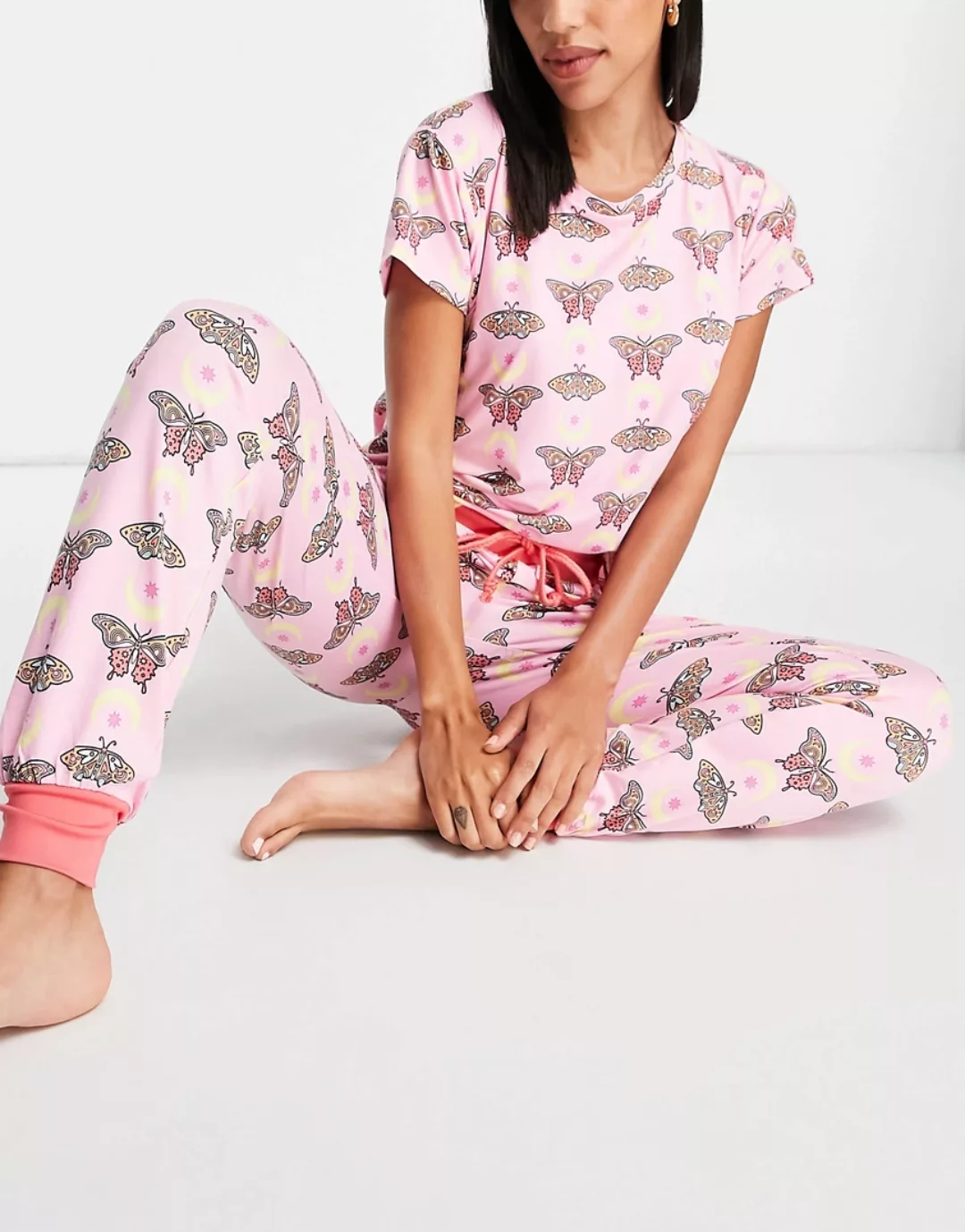 Chelsea Peers – Pyjama in Rosa mit Schmetterlings- und Mondmuster günstig online kaufen