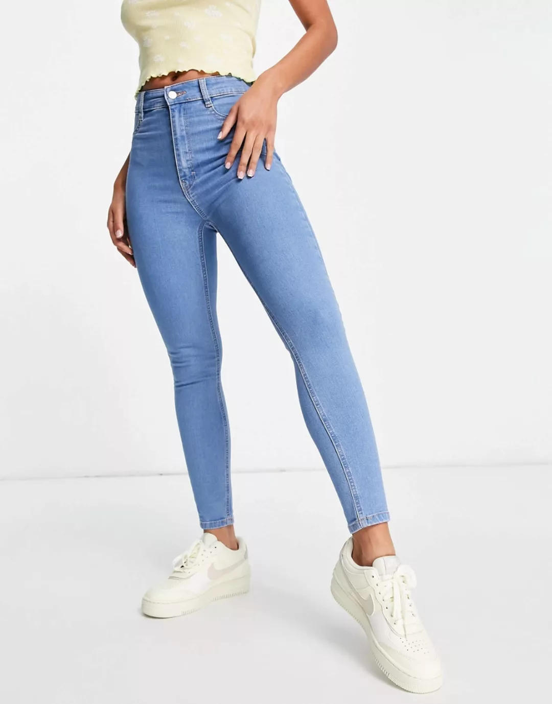 Pull&Bear – Superenge Basic-Jeans mit hohem Bund in Mittelblau-Schwarz günstig online kaufen