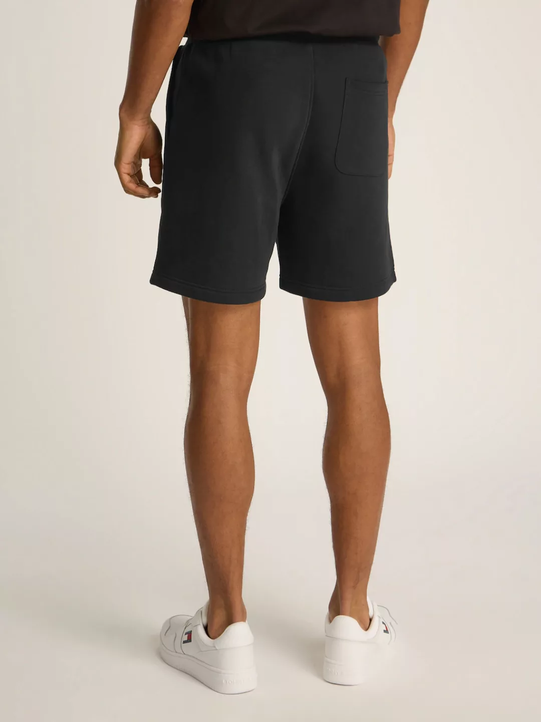 Tommy Jeans Sweatshorts "TJM REG LINEAR SHORT", mit Logostickerei günstig online kaufen