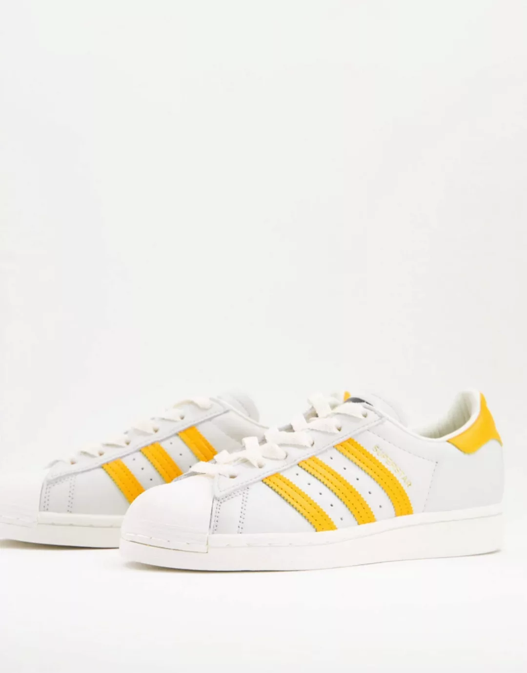 adidas Originals – Superstar – Sneaker in Weiß und Gelb günstig online kaufen