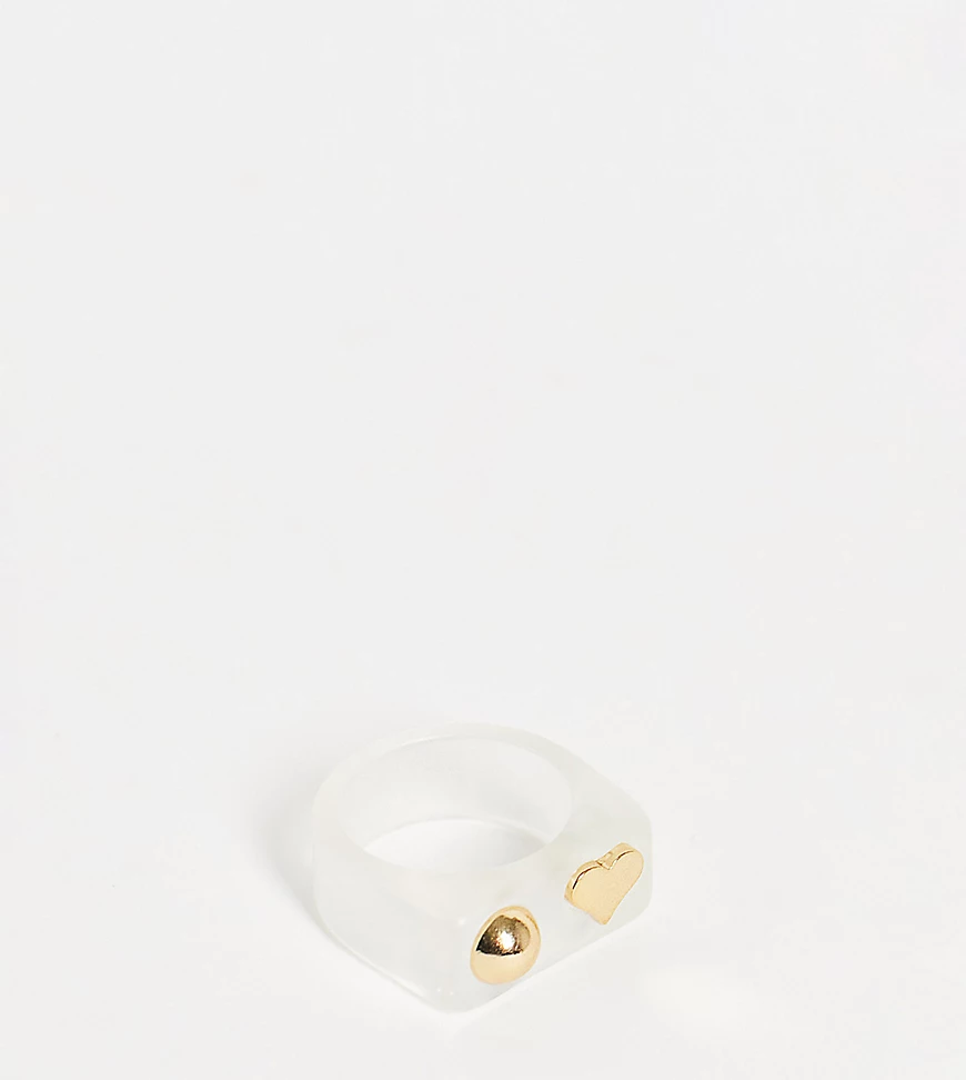 DesignB Curve – Ring mit Kunstharz in Weiß mit goldfarbenem Kugel- und Herz günstig online kaufen