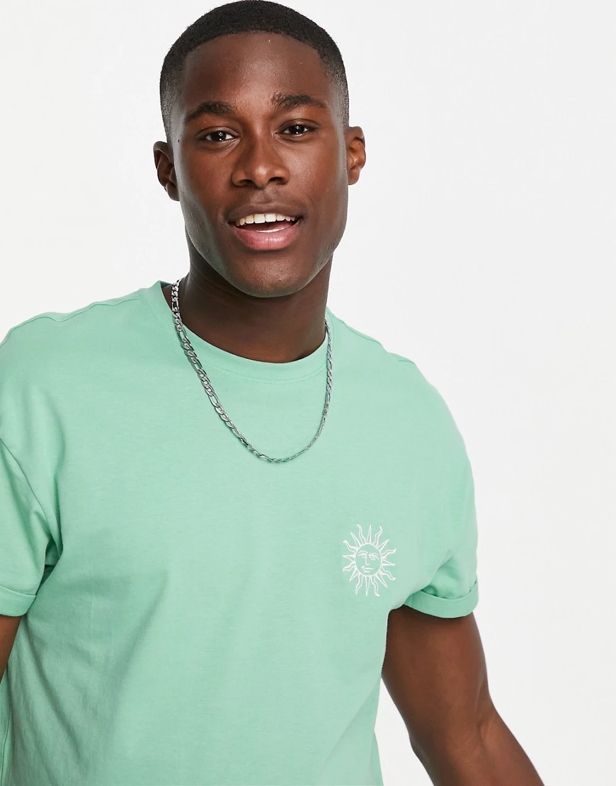 New Look – T-Shirt in Grün mit Sonnenstickerei günstig online kaufen