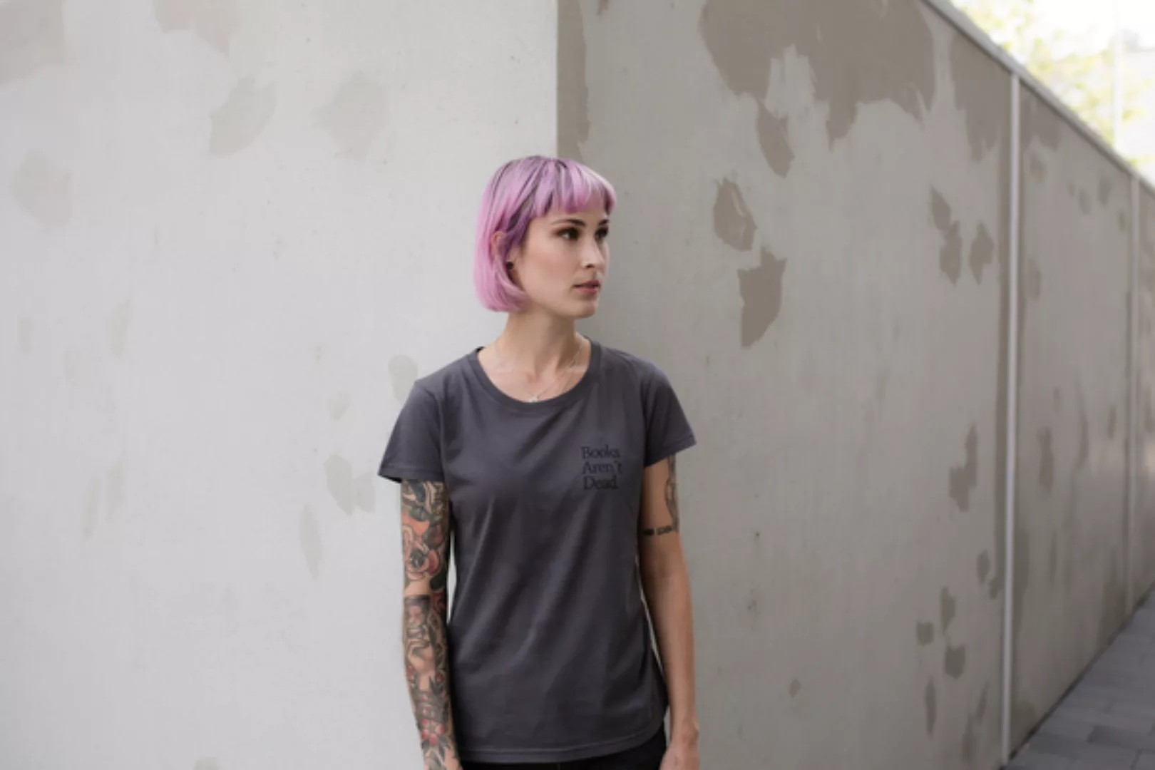 Frauen T-shirt Books Aren´t Dead Aus Biobaumwolle Made In Portugal Dunkelgr günstig online kaufen