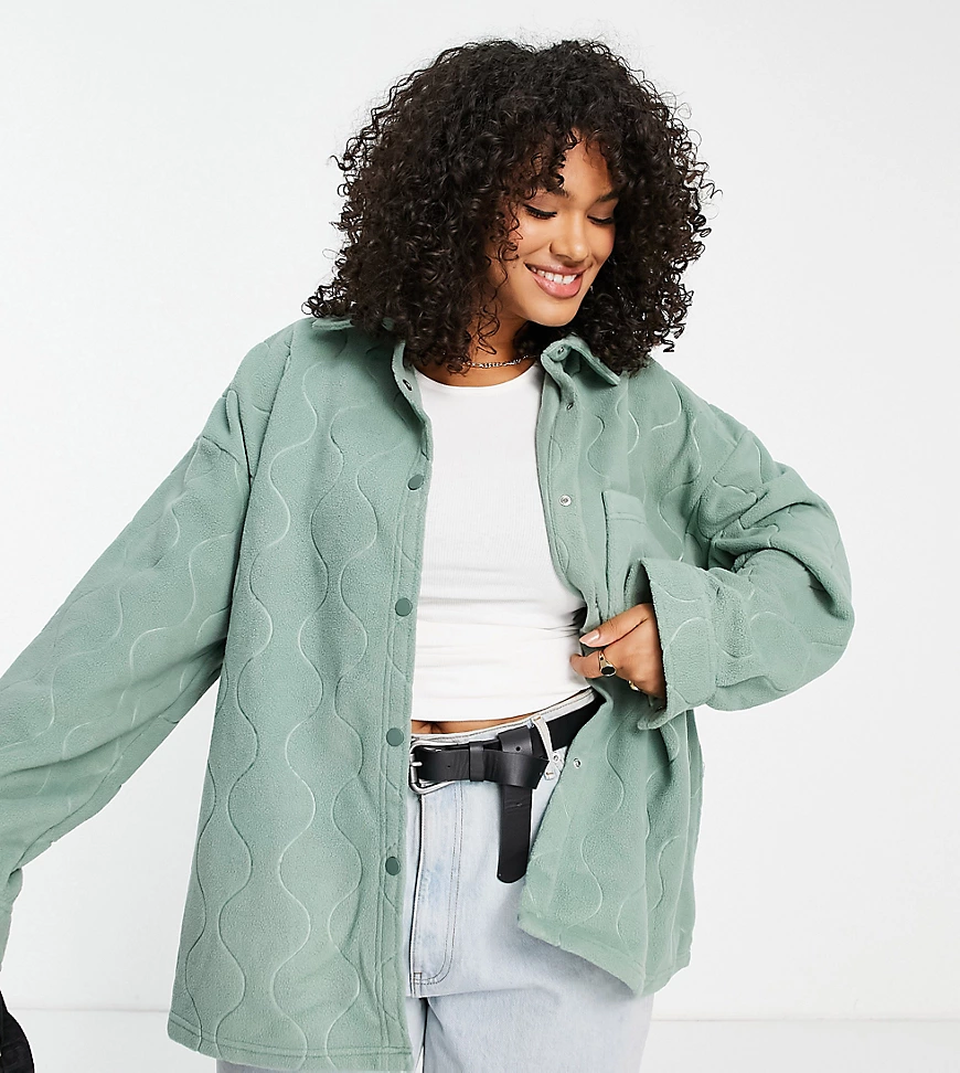 ASOS DESIGN Curve – Fleece-Hemdjacke in Khaki mit welligem Steppmuster-Grün günstig online kaufen