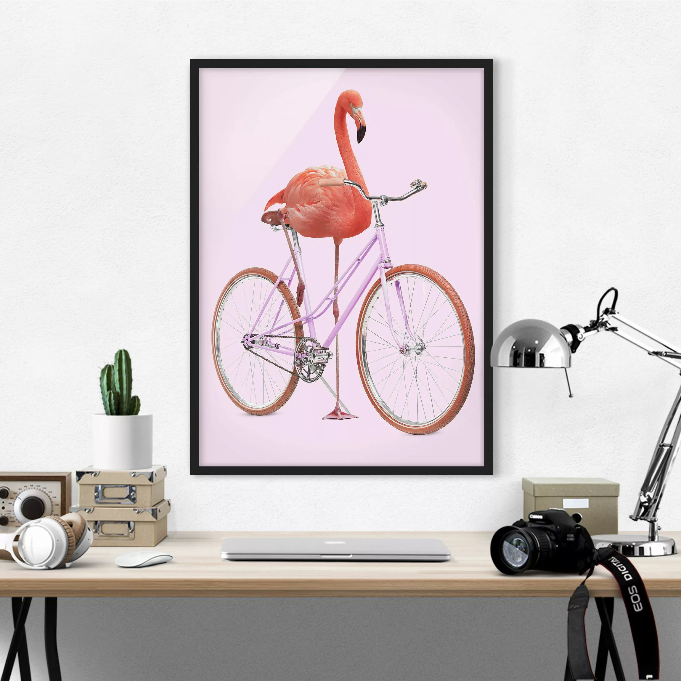 Bild mit Rahmen - Hochformat Flamingo mit Fahrrad günstig online kaufen