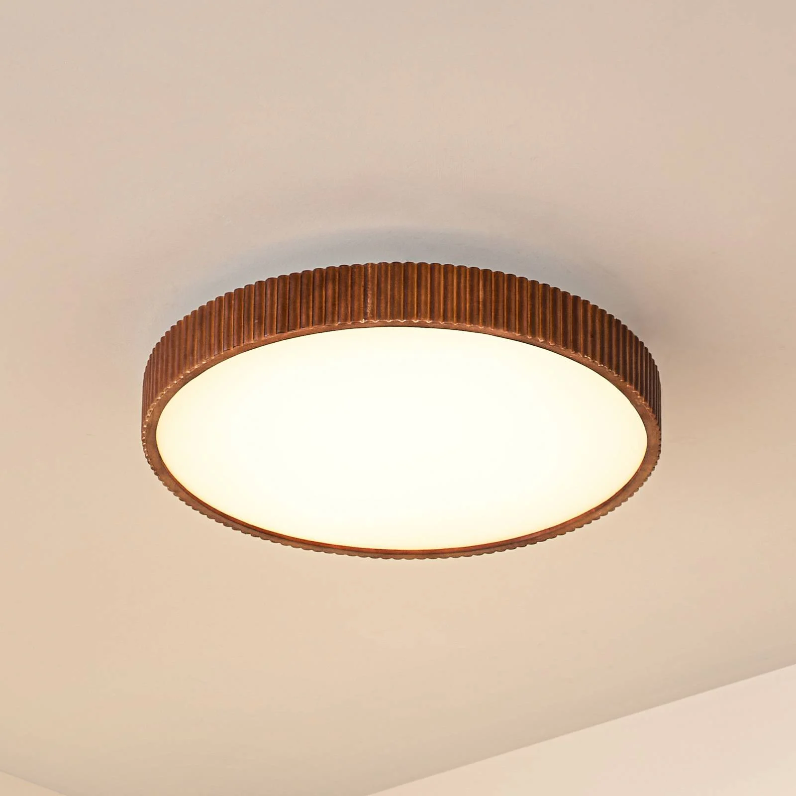 Lindby LED-Deckenlampe Velua, weiß/holz dunkel, CCT, Ø 50 cm günstig online kaufen