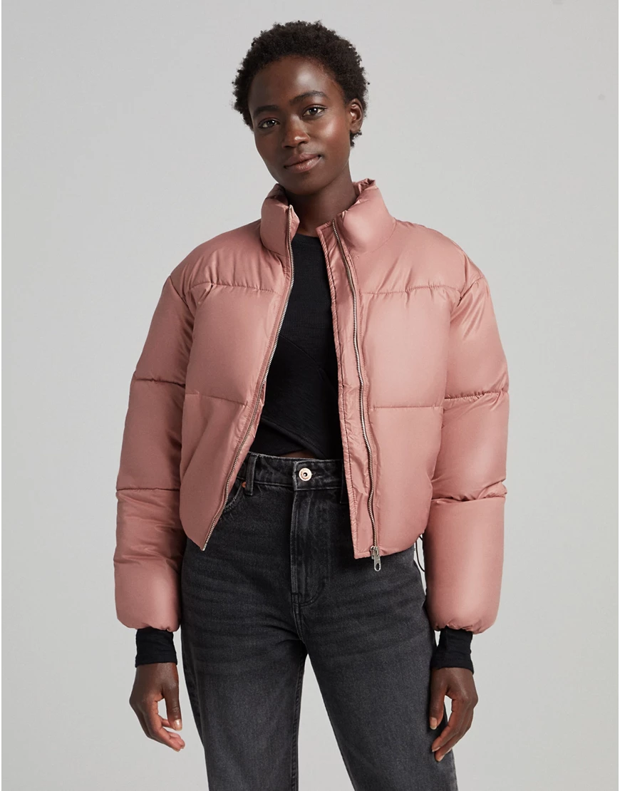 Bershka – Pufferjacke aus Nylon in Rosa mit kurzem Schnitt günstig online kaufen