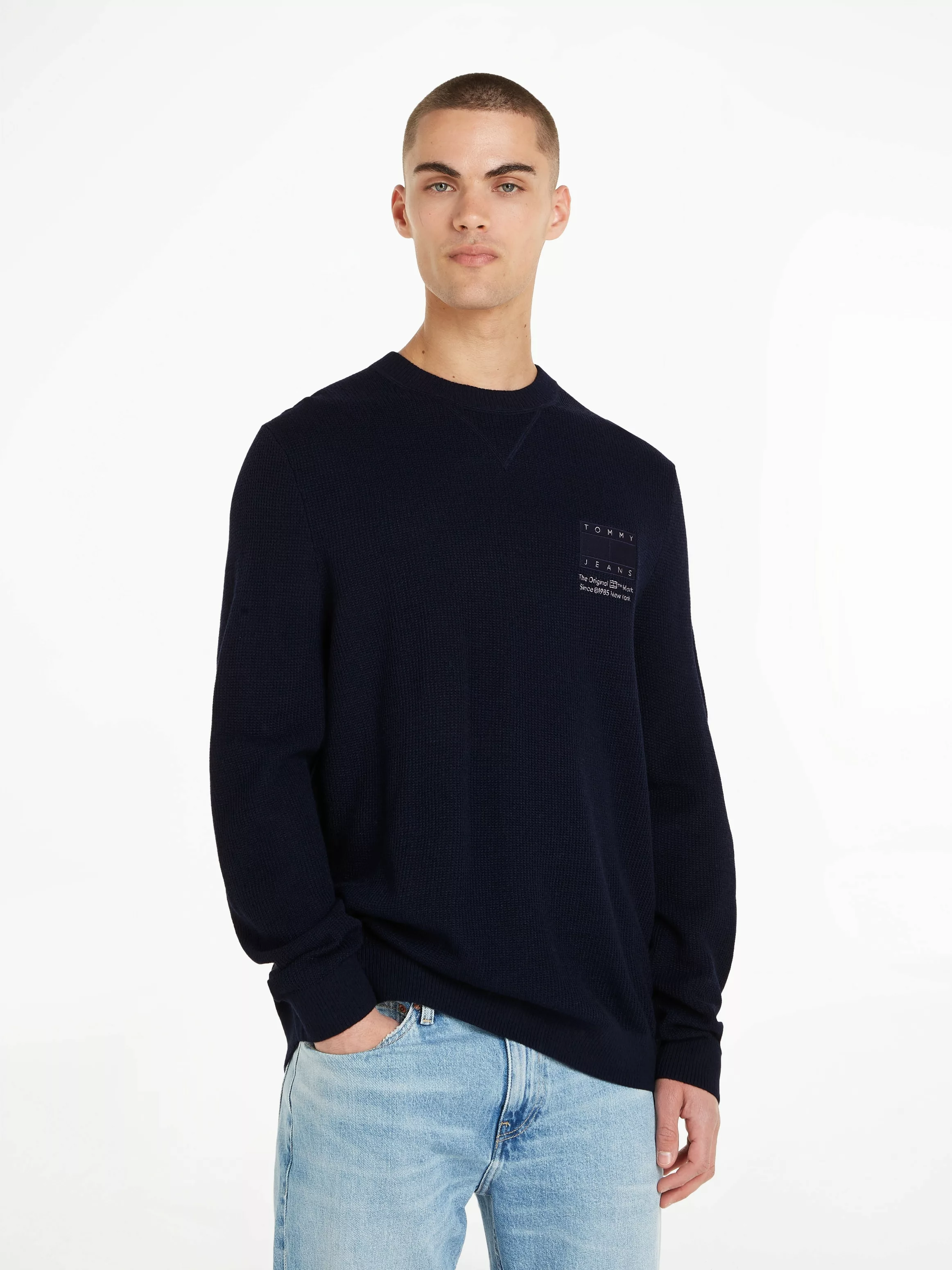 Tommy Jeans Strickpullover TJM REG STRCT TONAL FLAG SWEATER mit Markenlabel günstig online kaufen