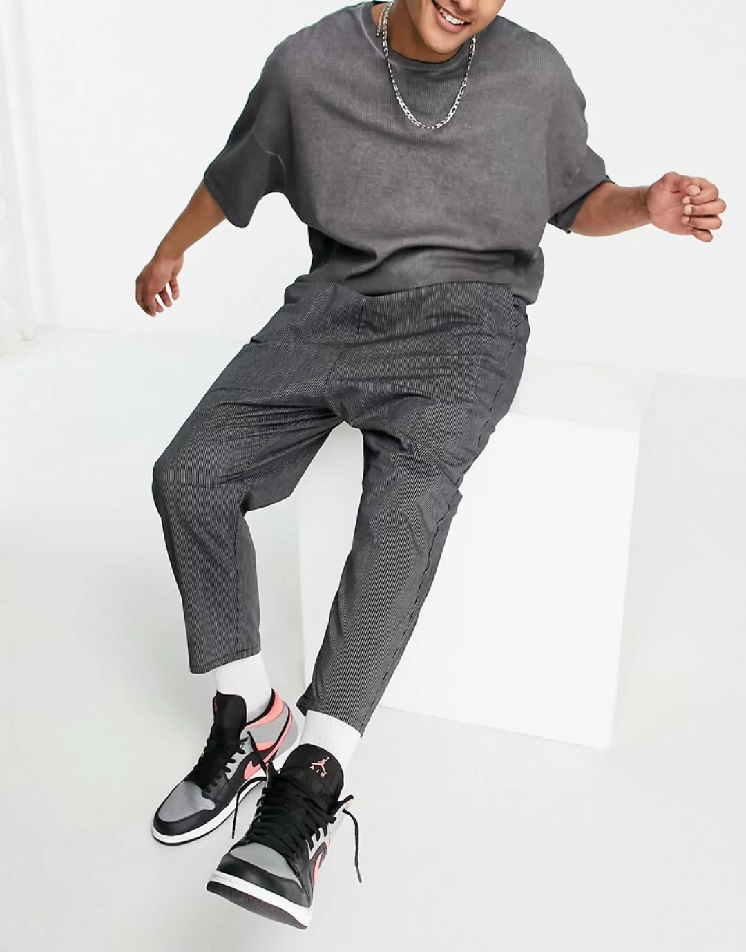 ASOS DESIGN – Schwarz gestreifte Hose mit niedrigem Schnitt und elastischem günstig online kaufen