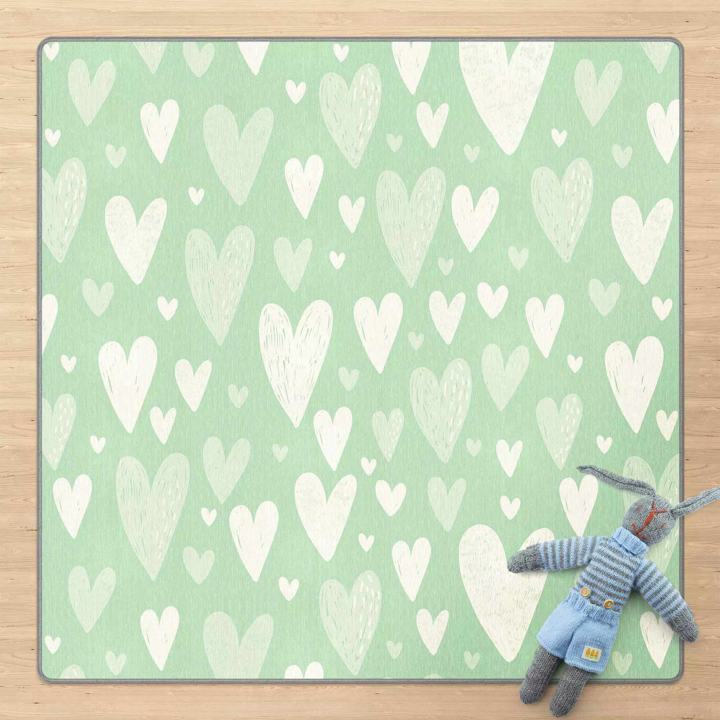 Teppich Kleine und große gezeichnete Weiße Herzen auf Grün günstig online kaufen