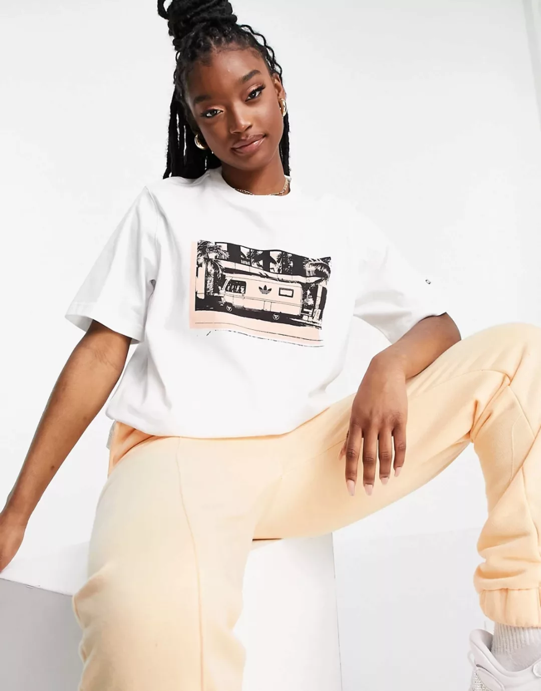adidas Originals – T-Shirt in Boyfriend-Passform mit Retro-Grafikprint in W günstig online kaufen