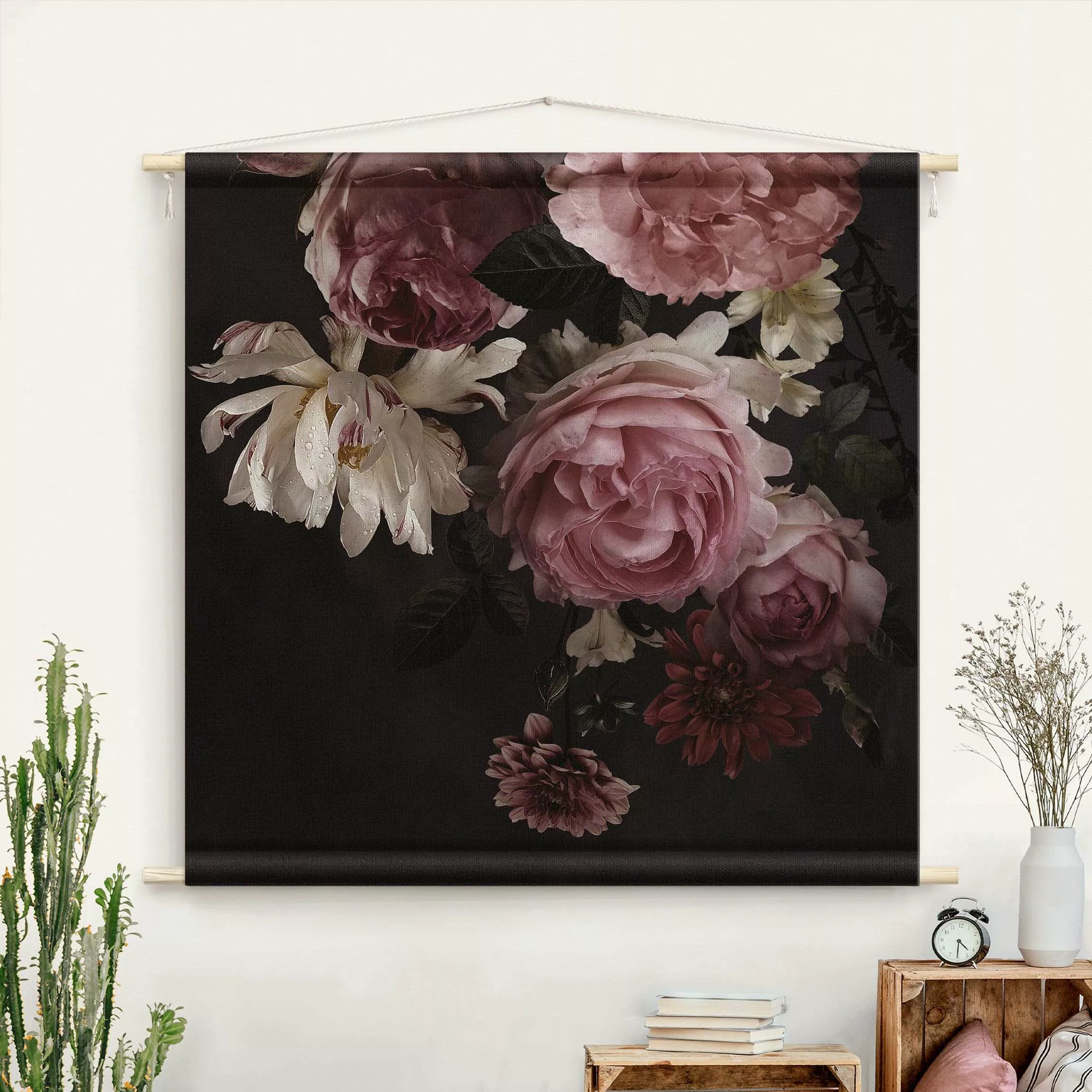 Wandteppich Rosa Blumen auf Schwarz Vintage günstig online kaufen