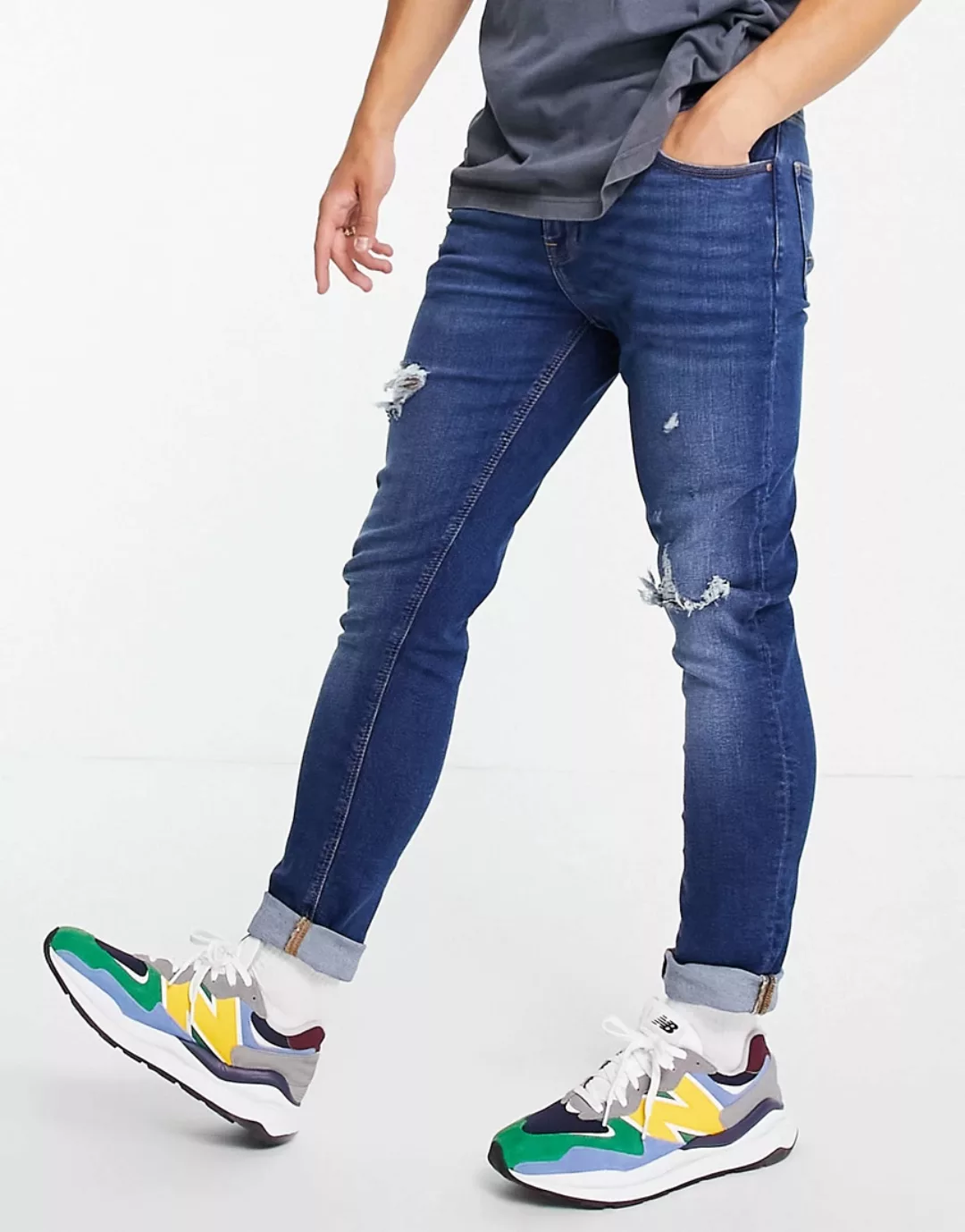 ASOS DESIGN – Enge Jeans mit Rissen in verwaschenem Dunkelblau günstig online kaufen