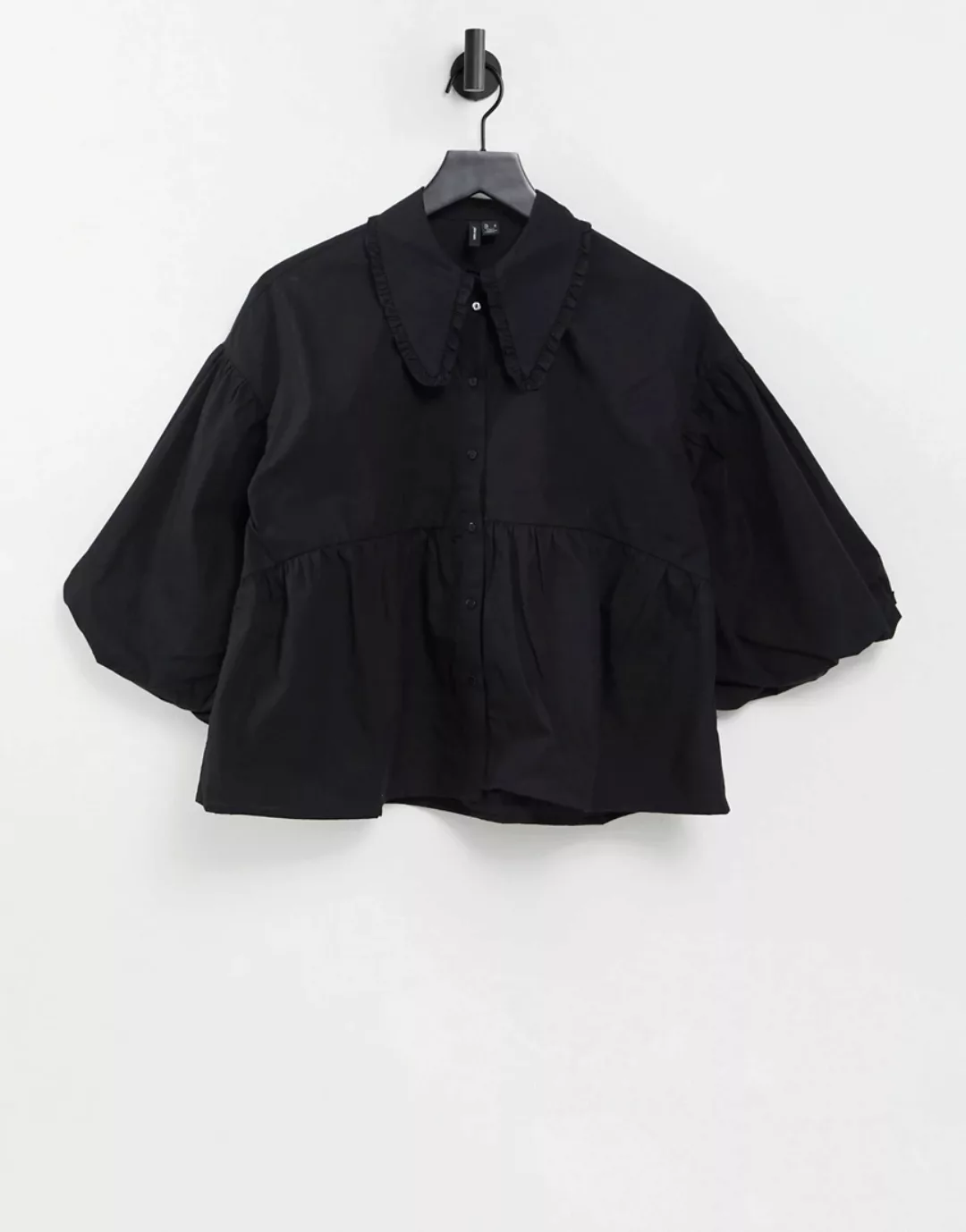 Vero Moda – Gesmoktes Hemd in Schwarz mit Schößchen und Puffärmeln günstig online kaufen