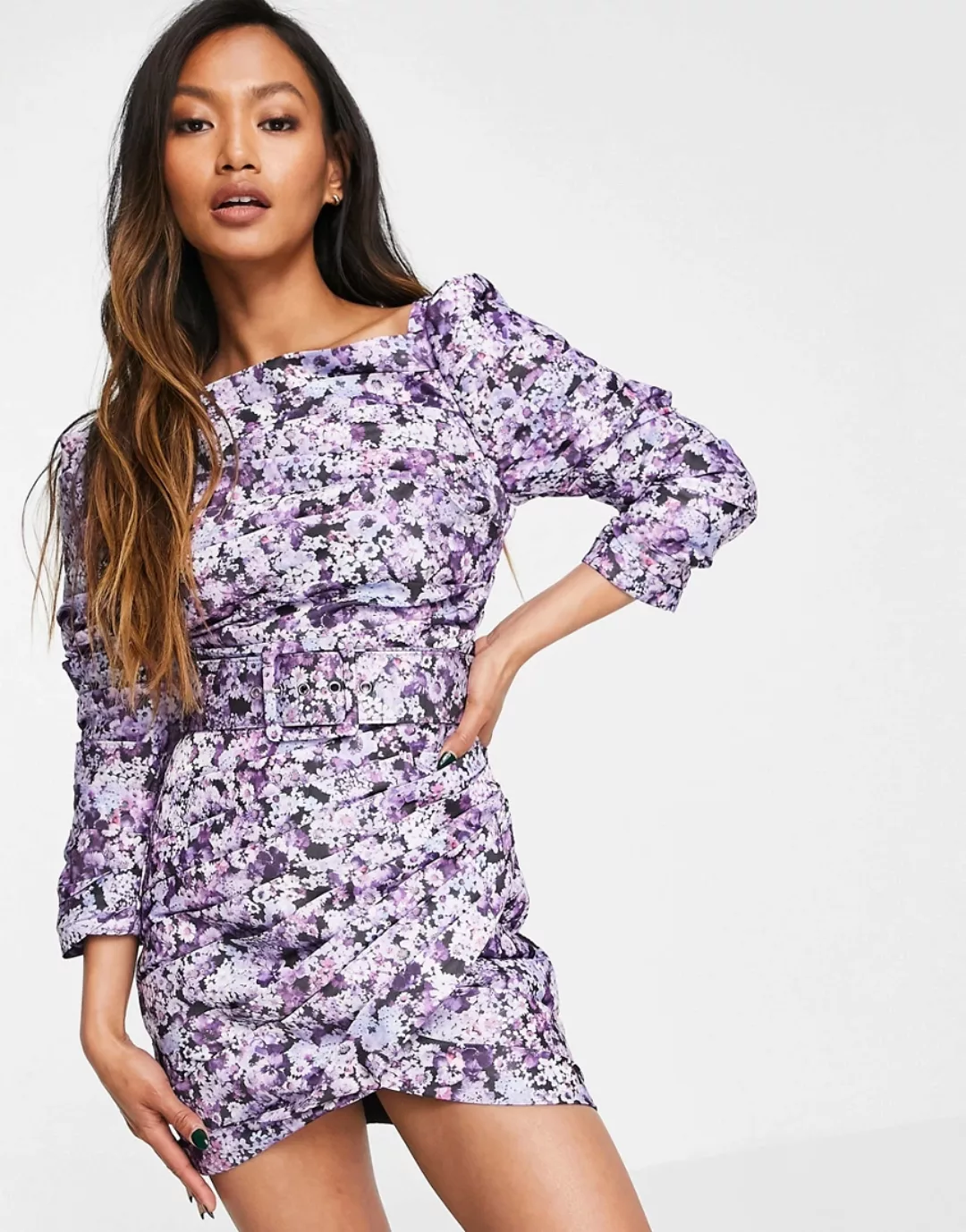 ASOS DESIGN – Plissiertes Minikleid mit integriertem Gürtel, eckigem Aussch günstig online kaufen