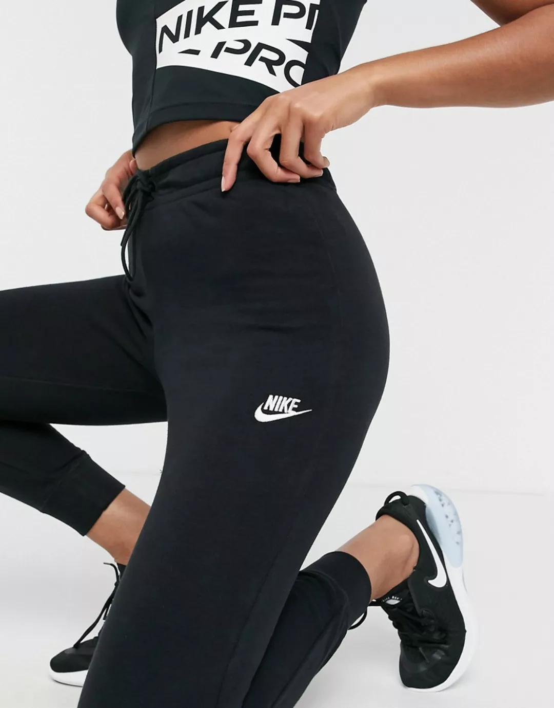 Nike – Essentials – Schmal geschnittene Jogginghose in Schwarz günstig online kaufen