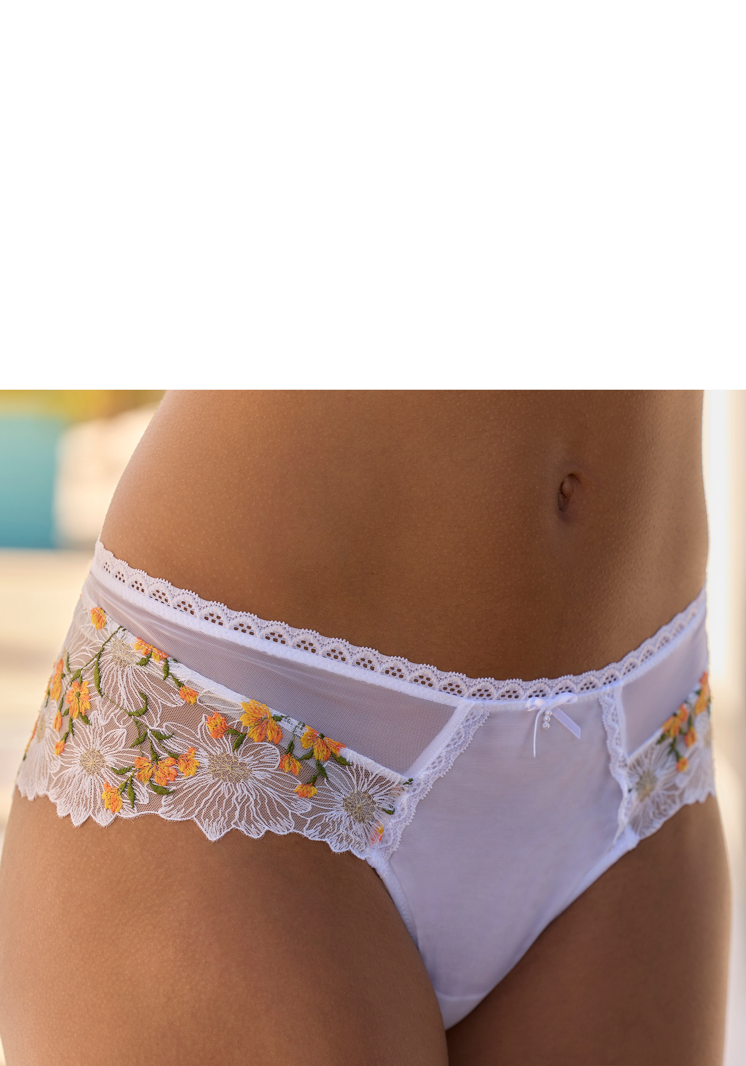 LASCANA Stringpanty, aus zarter, floraler Stickereispitze und weichem Soft- günstig online kaufen
