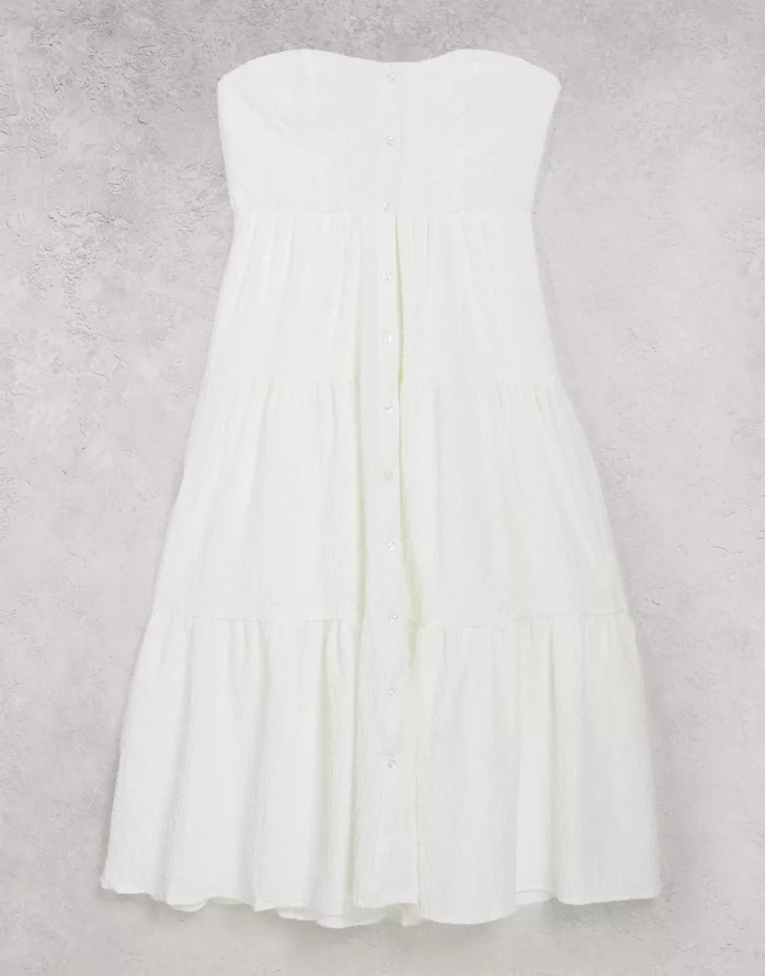 ASOS DESIGN – Trägerloses Midi-Sommerkleid mit gestuftem Rock in Weiß günstig online kaufen