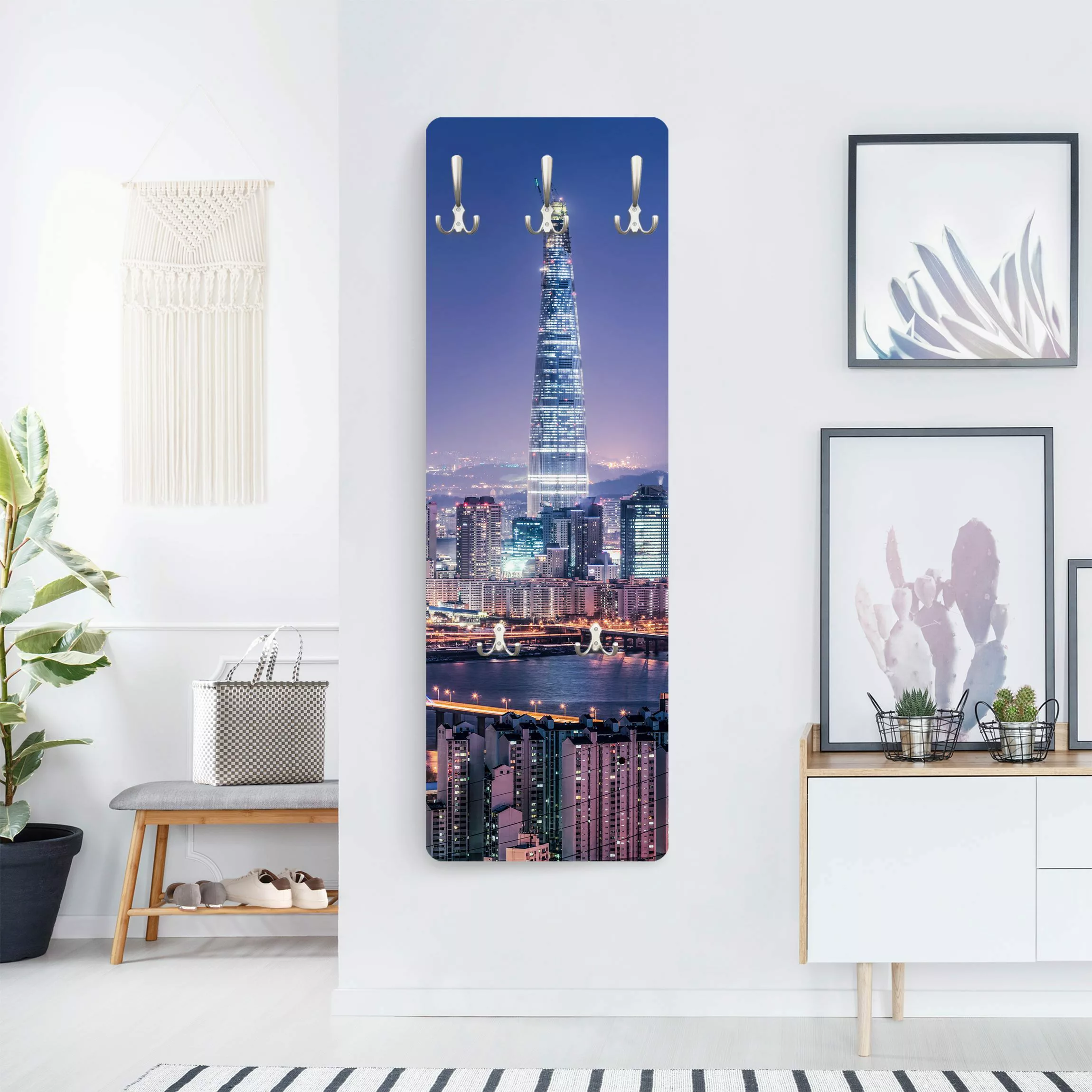 Wandgarderobe Holzpaneel Lotte World Tower bei Nacht günstig online kaufen