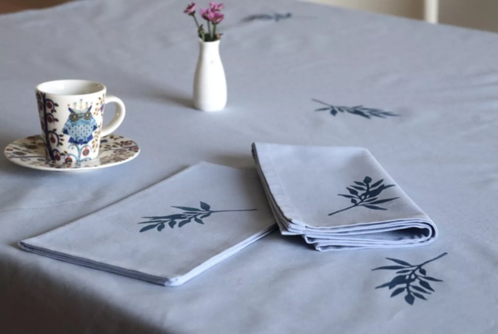 Tischdecke "Blaue Blume" Handbedruckt günstig online kaufen