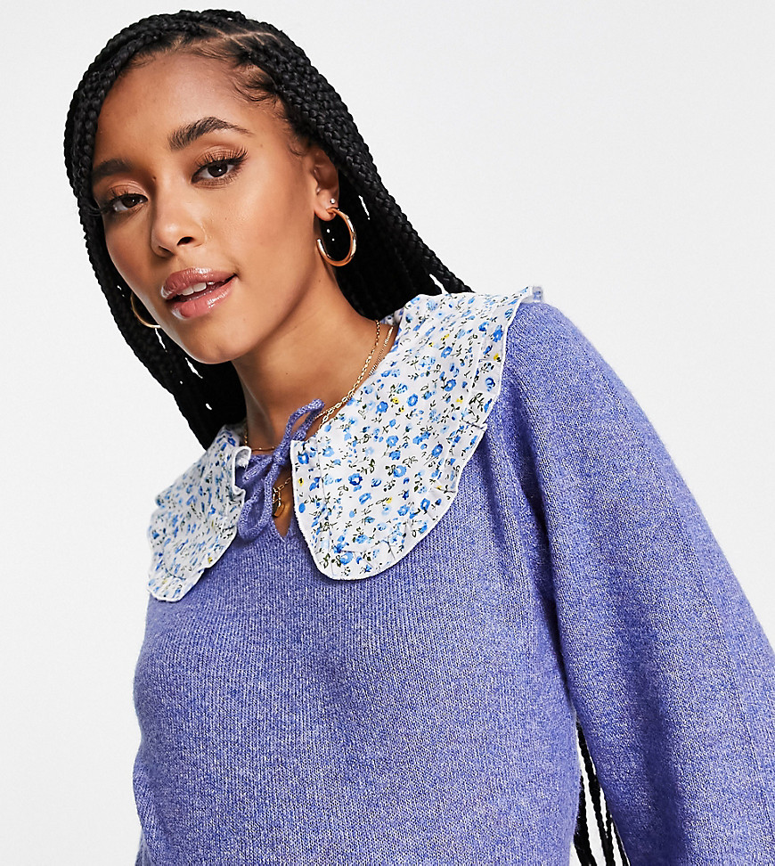 Mamalicious – Umstandsmode – Pullover in Blau mit geblümtem Prärie-Kragen günstig online kaufen