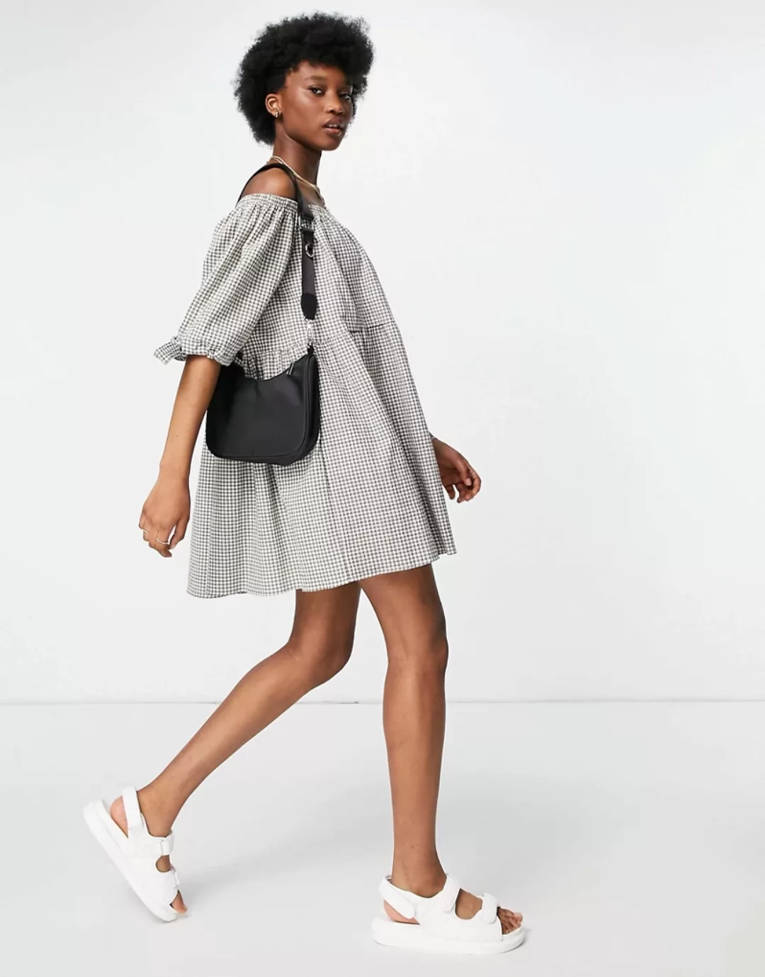 ASOS DESIGN – Schulterfreies Minikleid im Stufendesign mit Vichykaros & Sch günstig online kaufen