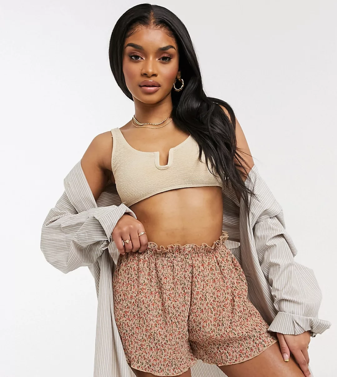 Missguided Petite – Geblümte Shorts in Braun mit Knitterdesign, Kombiteil-N günstig online kaufen