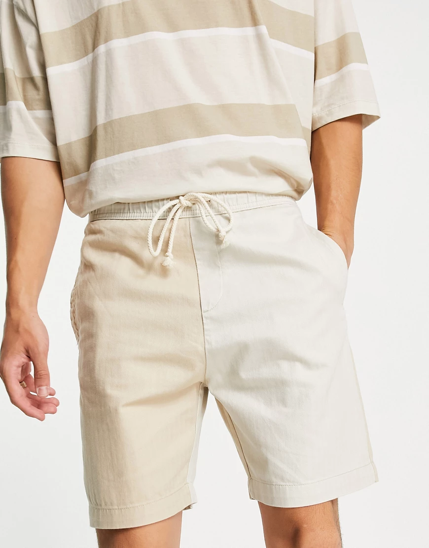 Bershka – Joggingshorts in Stone mit Schlitz-Neutral günstig online kaufen