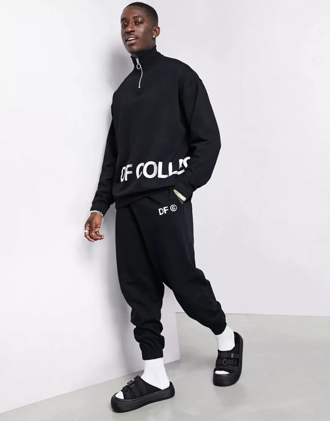 ASOS Dark Future – Schwarzes Sweatshirt mit kurzem Reißverschluss und Logop günstig online kaufen