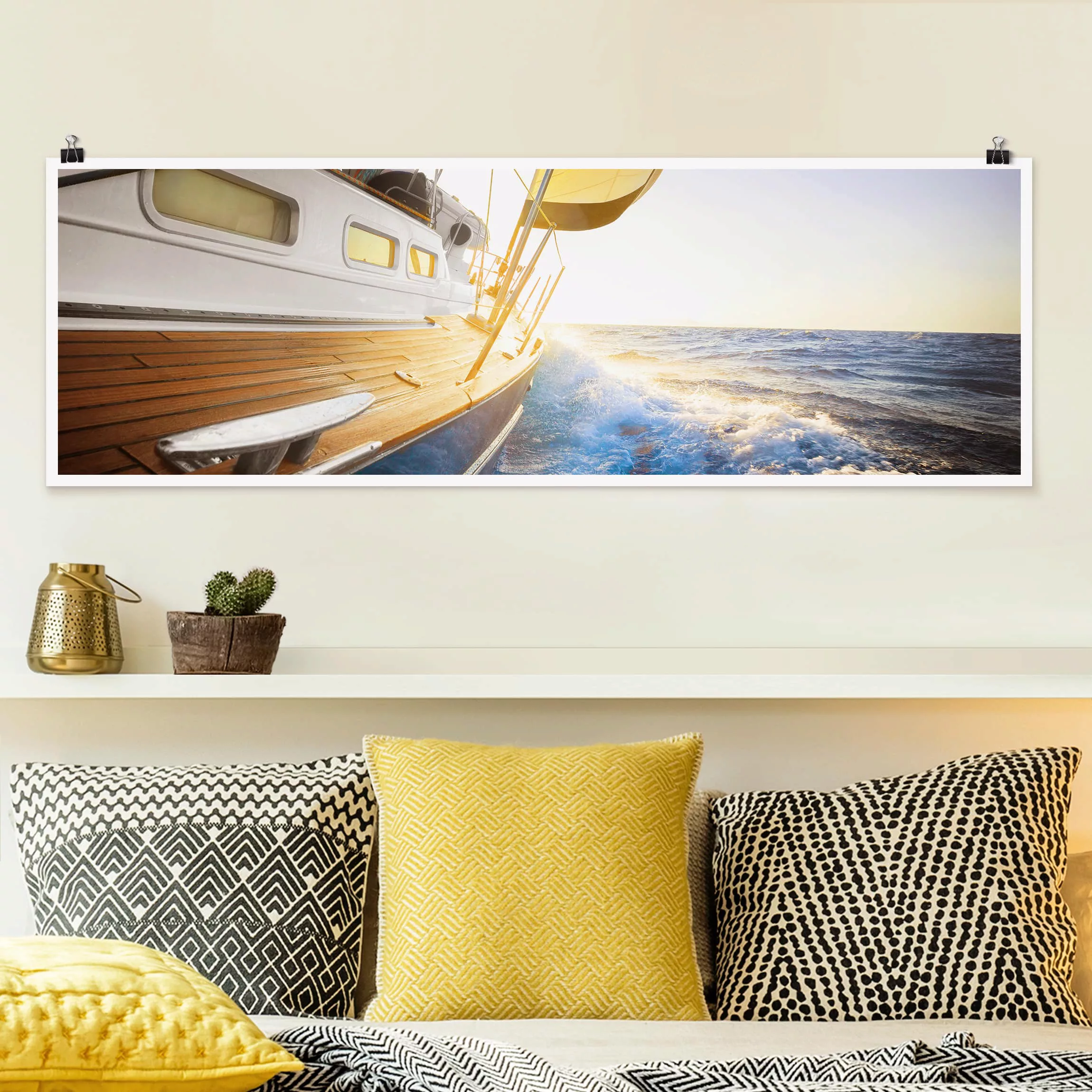 Panorama Poster Strand Segelboot auf blauem Meer bei Sonnenschein günstig online kaufen