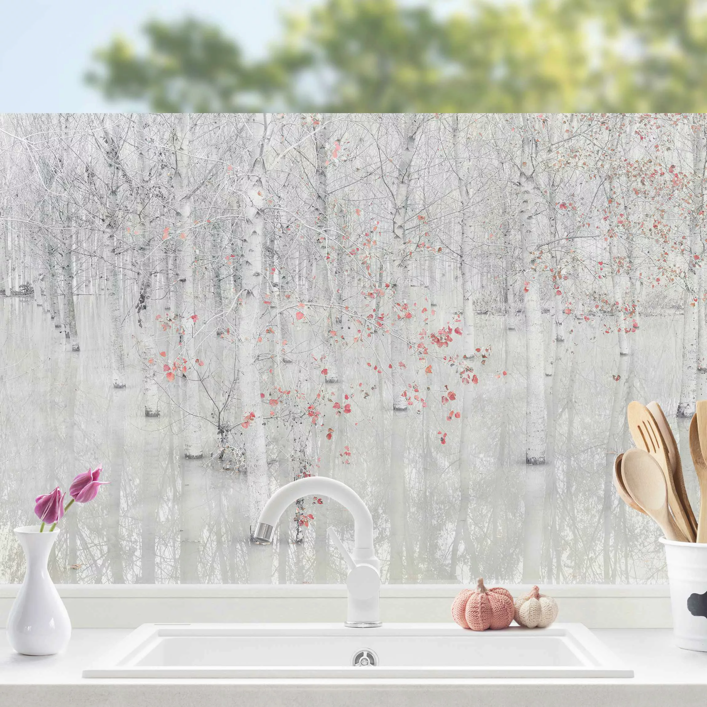 Fensterfolie Birkenwald mit rosa Blättern günstig online kaufen