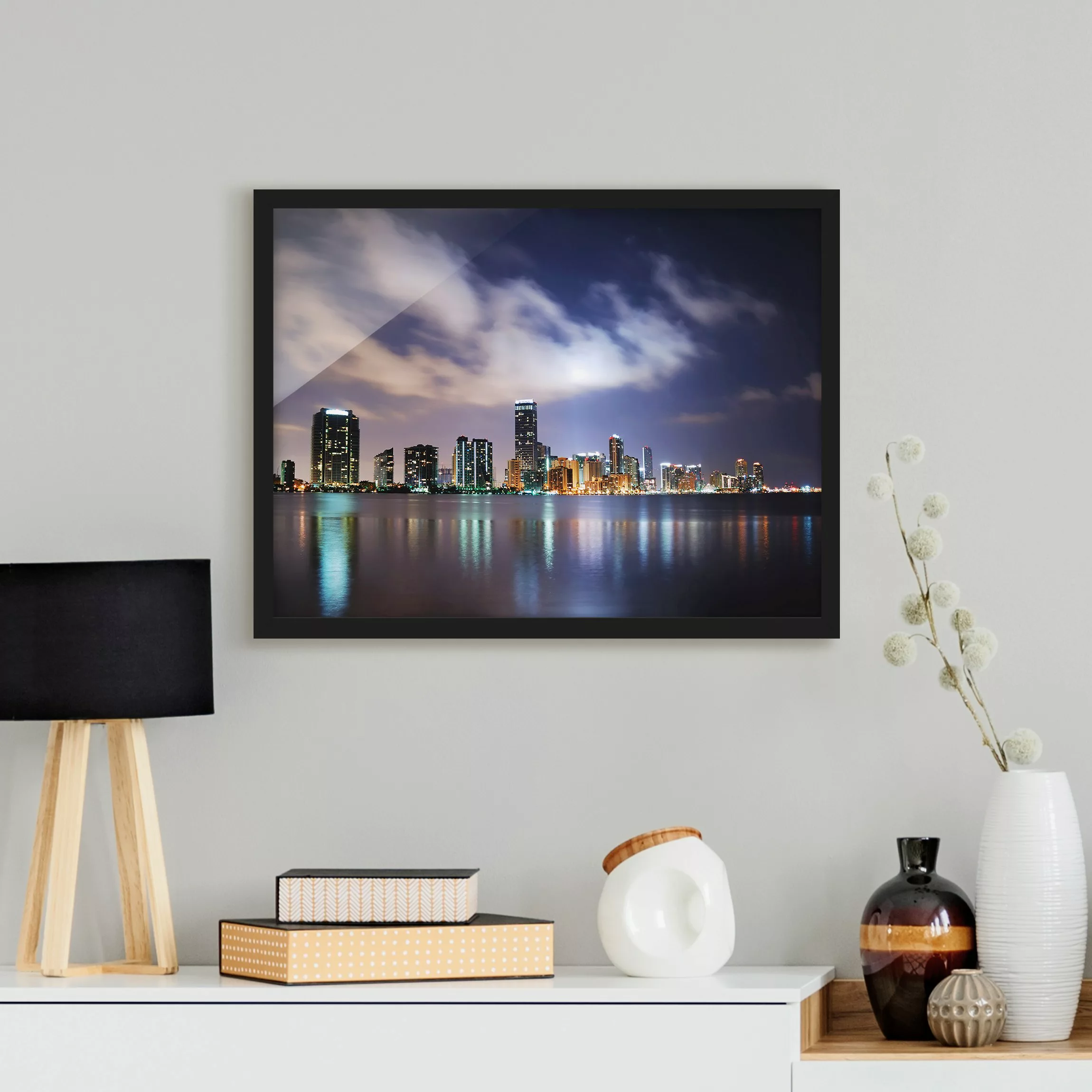 Bild mit Rahmen Architektur & Skyline - Querformat Miami bei Nacht günstig online kaufen