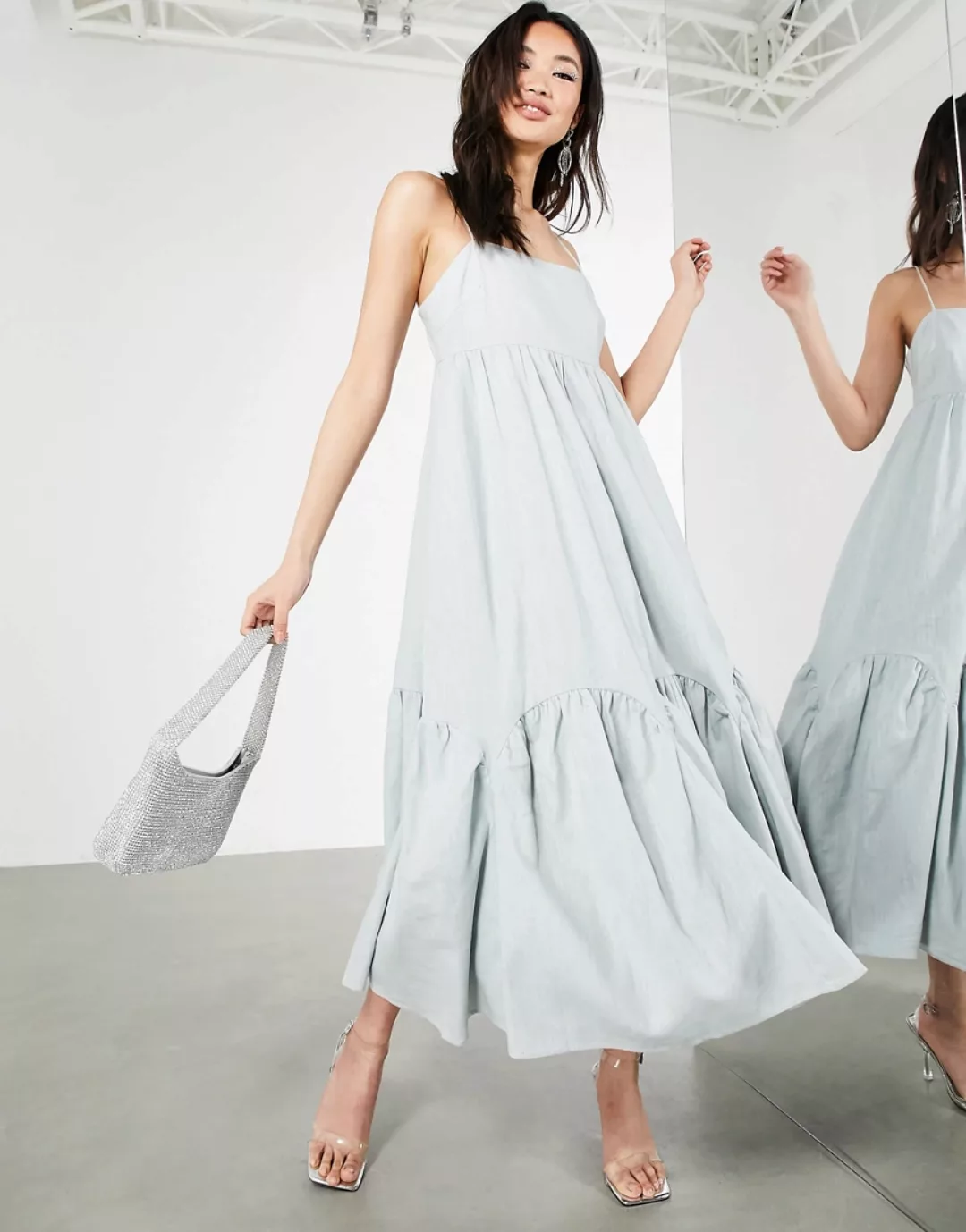 ASOS EDITION – Gestuftes Camisole-Kleid aus Leinen mit Bogenkante in Eisbla günstig online kaufen