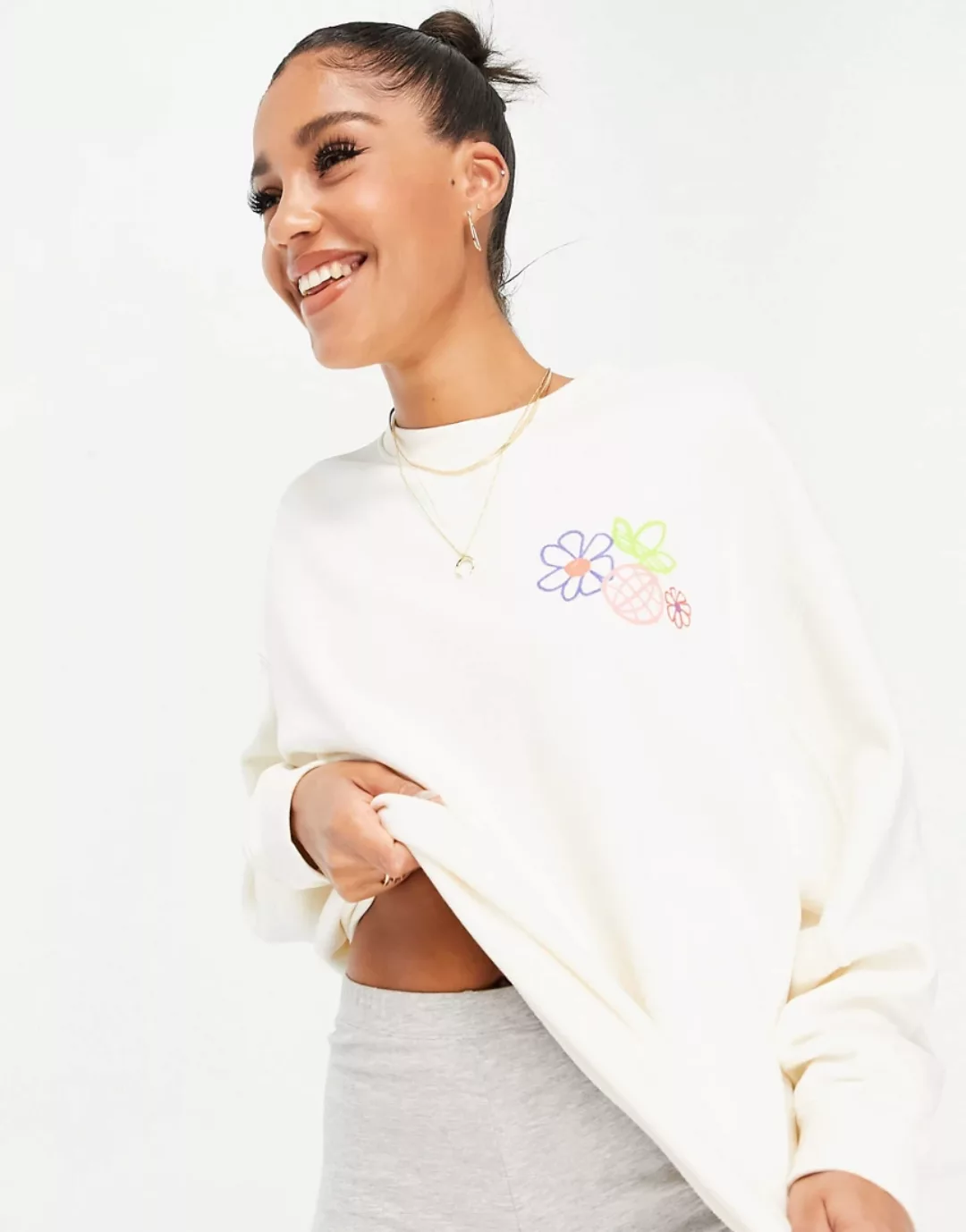 adidas Originals – Ungefärbtes Sweatshirt mit Blumendesign-Weiß günstig online kaufen