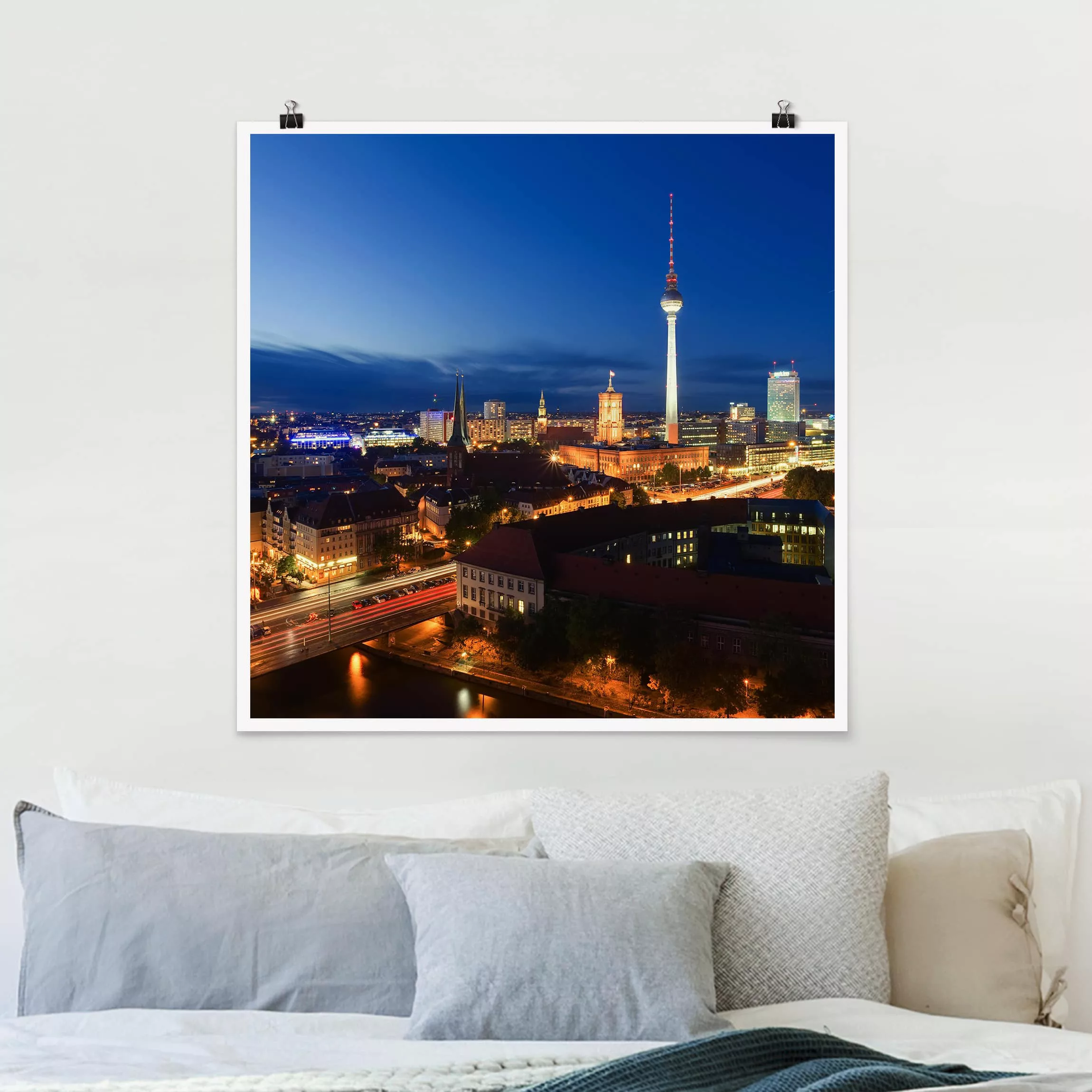 Poster Architektur & Skyline - Quadrat Fernsehturm bei Nacht günstig online kaufen