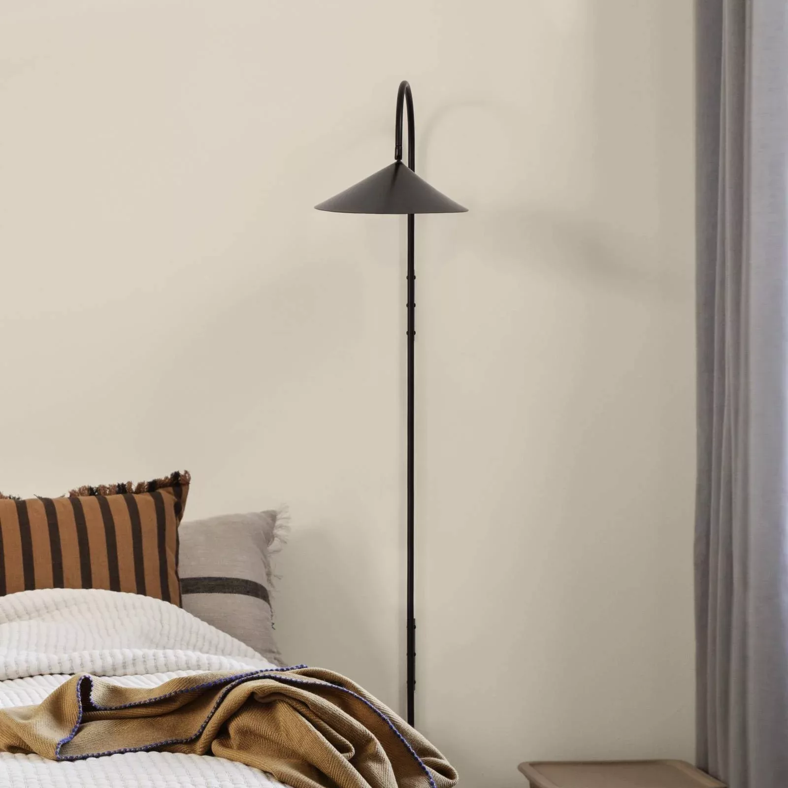 ferm LIVING Wandleuchte Arum Swivel Tall, schwarz, Stecker günstig online kaufen